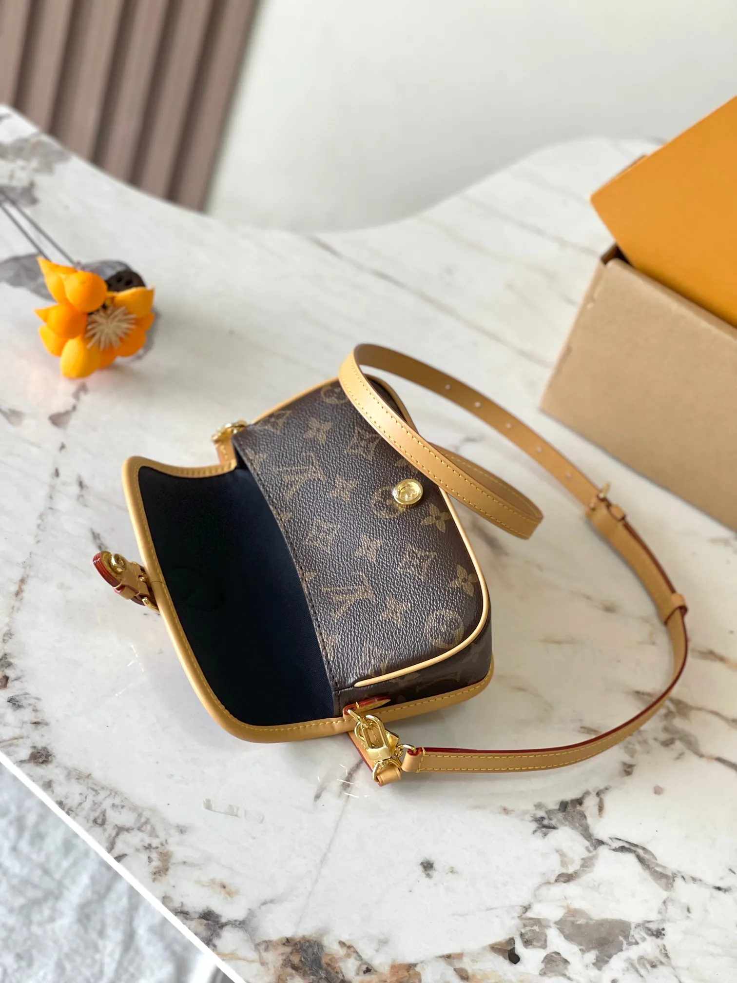 p1800 [Special grade MB chip version original leather] This Nano Diane handbag is a concentrated Diane handbag configuration, model: M83566, 83298 dynamic chip version Material: A-grade all-steel hardware, imported original fabric Packaging: full set of original duty-free MB packaging Size: 19*10.5*6CM