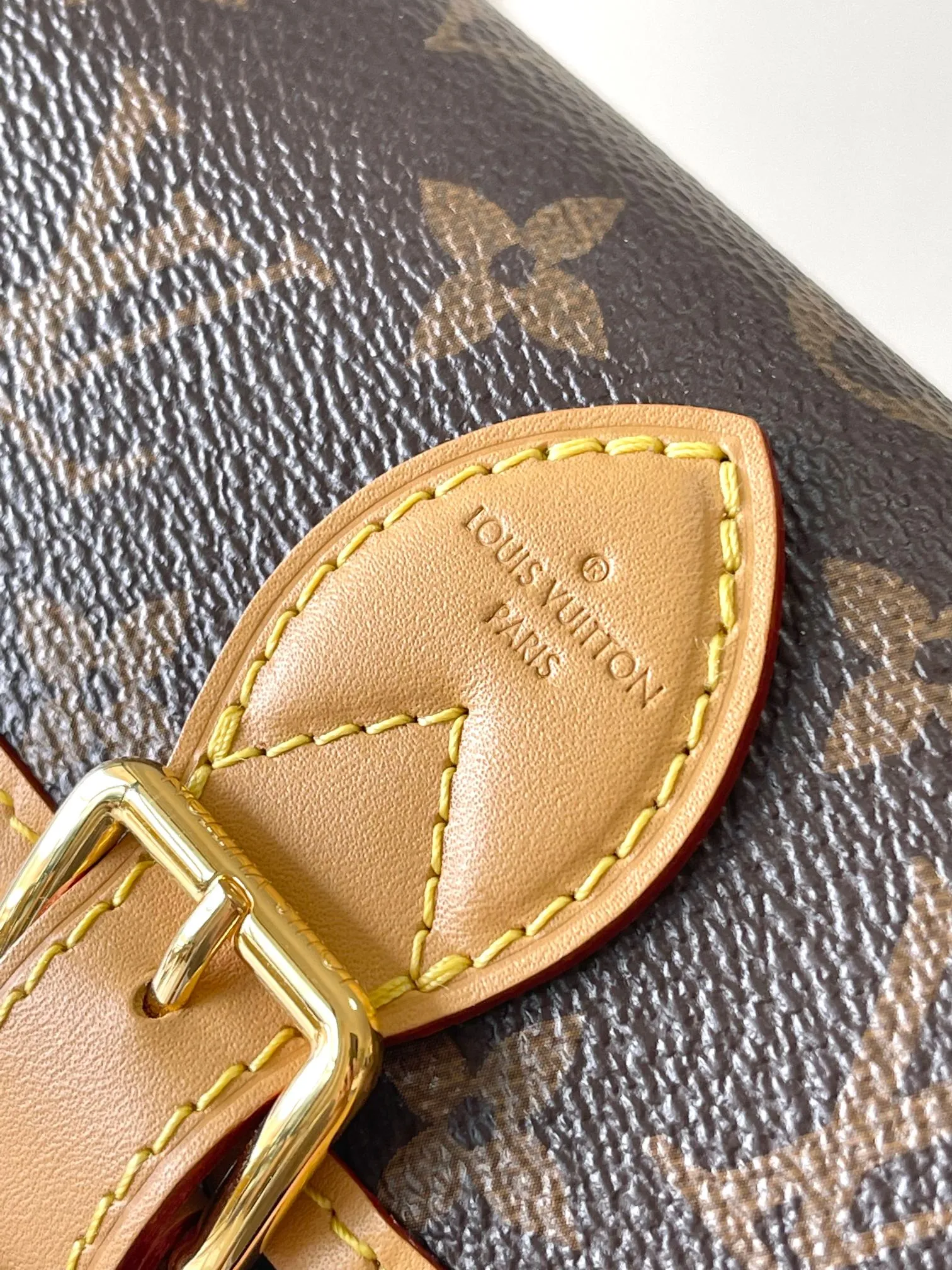 p1800 [Special grade MB chip version original leather] This Nano Diane handbag is a concentrated Diane handbag configuration, model: M83566, 83298 dynamic chip version Material: A-grade all-steel hardware, imported original fabric Packaging: full set of original duty-free MB packaging Size: 19*10.5*6CM