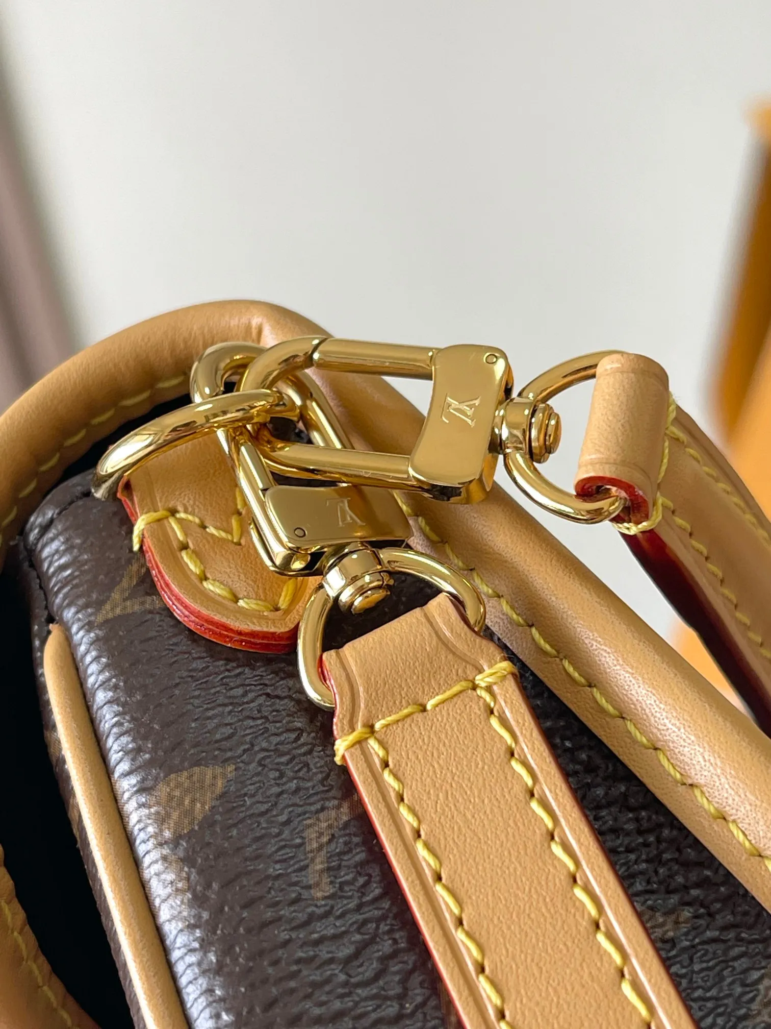 p1800 [Special grade MB chip version original leather] This Nano Diane handbag is a concentrated Diane handbag configuration, model: M83566, 83298 dynamic chip version Material: A-grade all-steel hardware, imported original fabric Packaging: full set of original duty-free MB packaging Size: 19*10.5*6CM