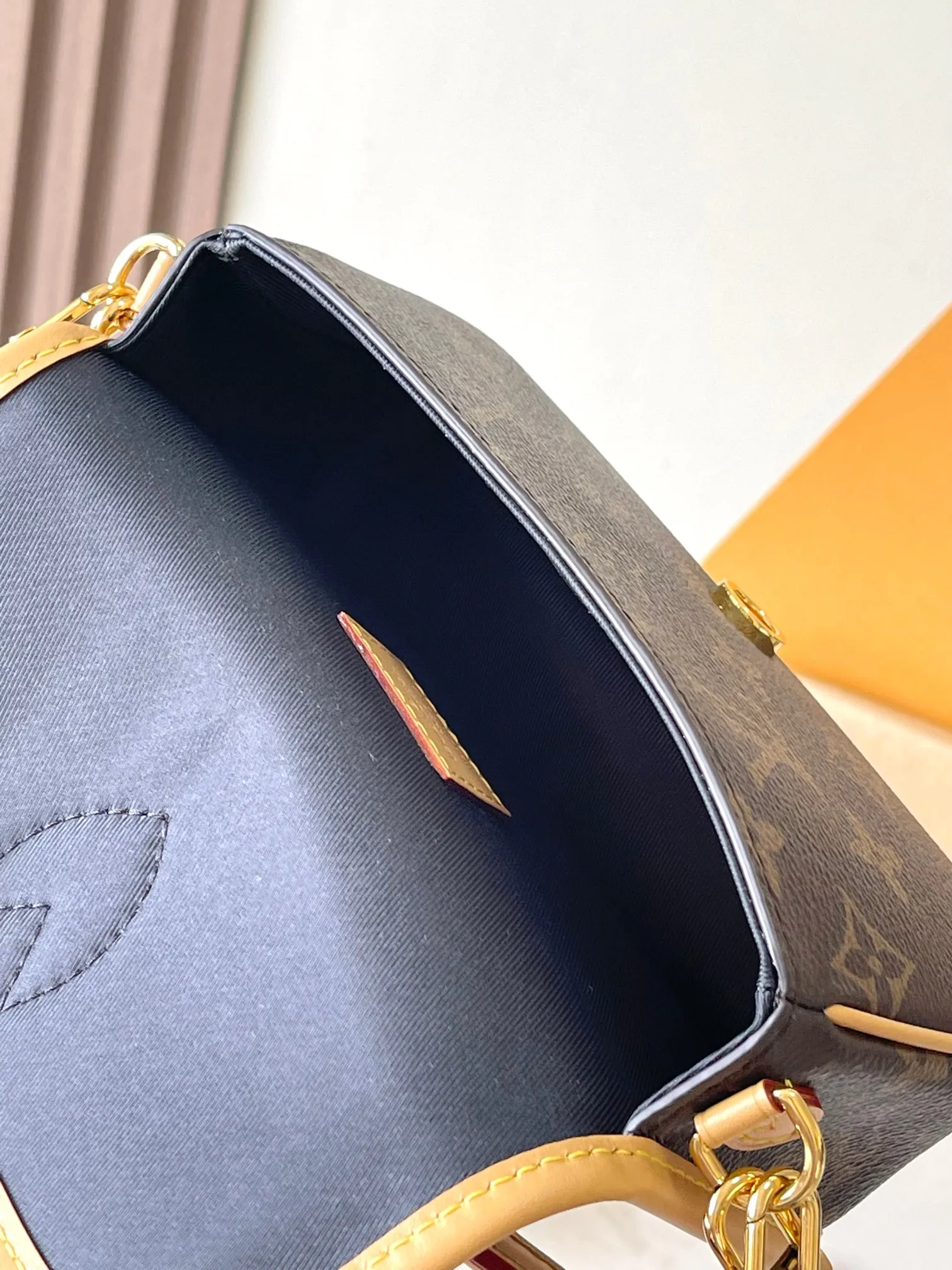 p1800 [Special grade MB chip version original leather] This Nano Diane handbag is a concentrated Diane handbag configuration, model: M83566, 83298 dynamic chip version Material: A-grade all-steel hardware, imported original fabric Packaging: full set of original duty-free MB packaging Size: 19*10.5*6CM