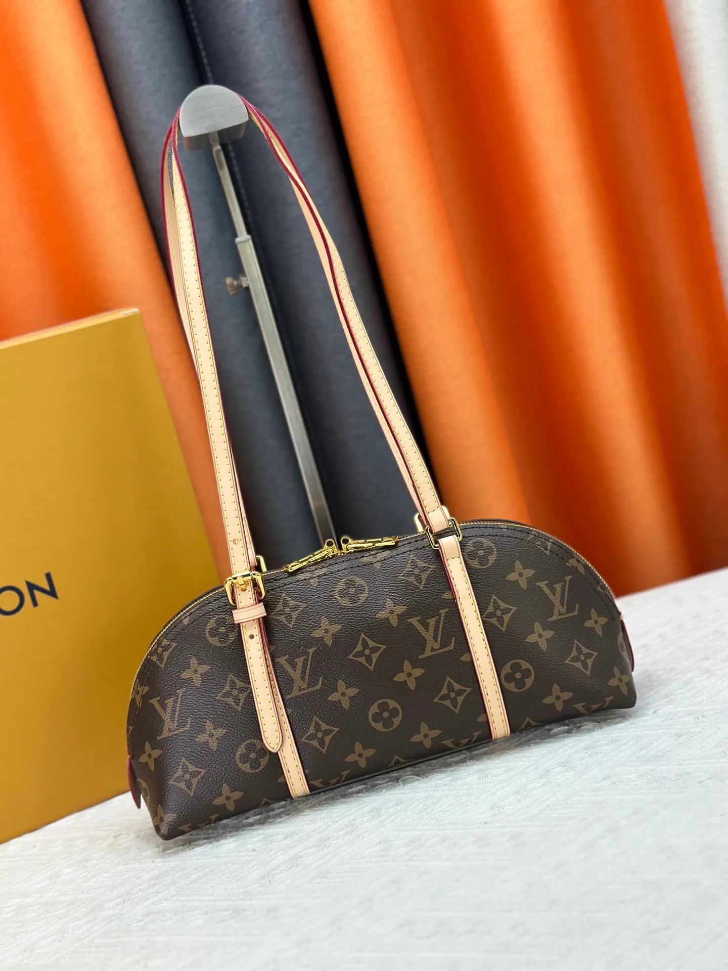 P240 LV Louis Vuitton｜alma bb printed shell bag This Retiro bag is classic and timeless. The elegant and low-key shape design and spacious bag body add practicality. Instructions for use: - Color-changing trim, adjustable shoulder straps, shoulder pads with tree cake leather, zipper closure. - Microfiber lining Size 32 14 Cat. No. 90612 M13086