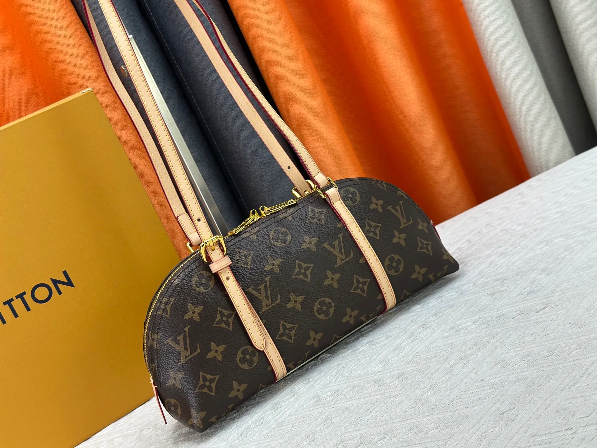P240 LV Louis Vuitton｜alma bb printed shell bag This Retiro bag is classic and timeless. The elegant and low-key shape design and spacious bag body add practicality. Instructions for use: - Color-changing trim, adjustable shoulder straps, shoulder pads with tree cake leather, zipper closure. - Microfiber lining Size 32 14 Cat. No. 90612 M13086