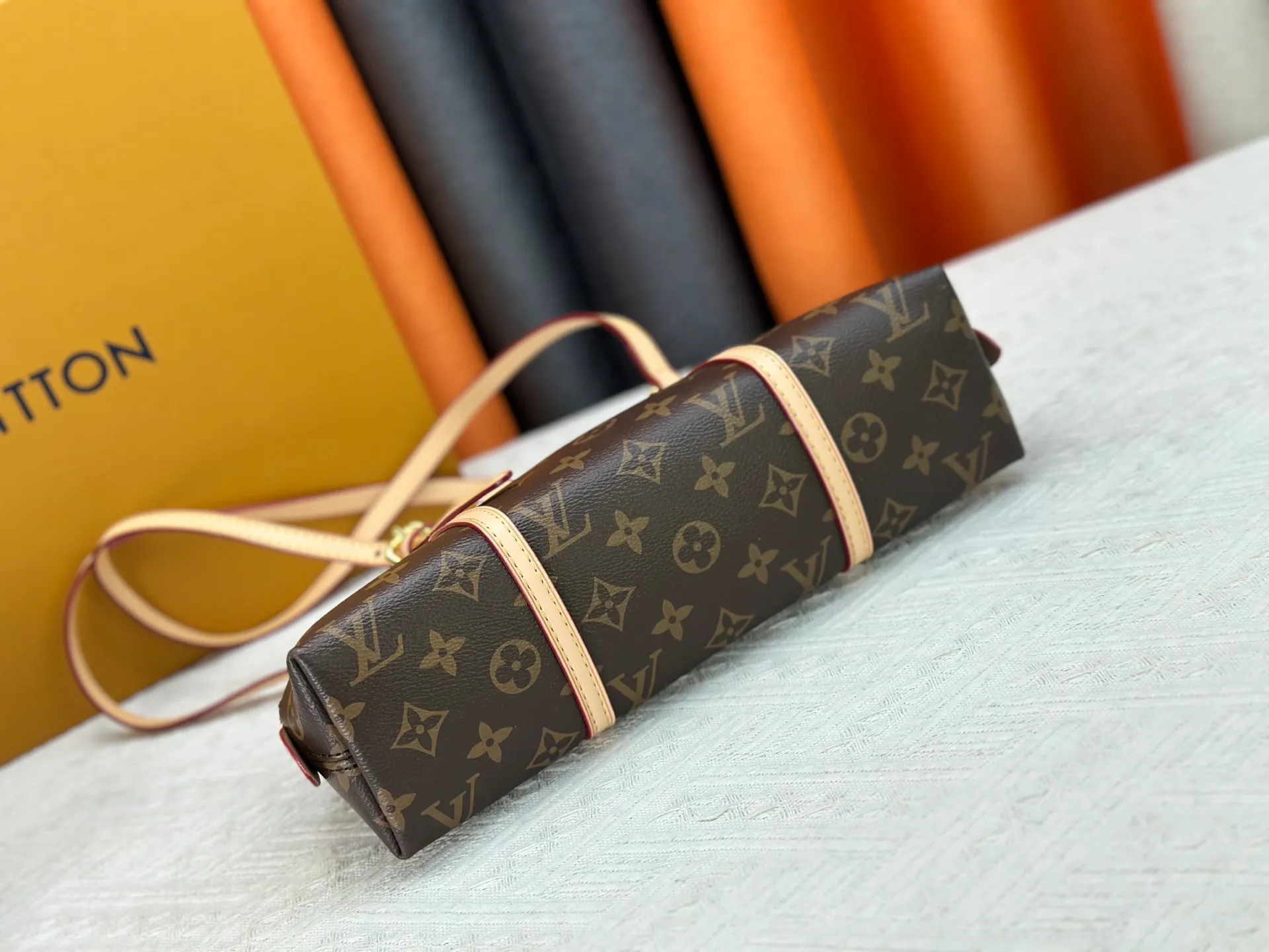 P240 LV Louis Vuitton｜alma bb printed shell bag This Retiro bag is classic and timeless. The elegant and low-key shape design and spacious bag body add practicality. Instructions for use: - Color-changing trim, adjustable shoulder straps, shoulder pads with tree cake leather, zipper closure. - Microfiber lining Size 32 14 Cat. No. 90612 M13086