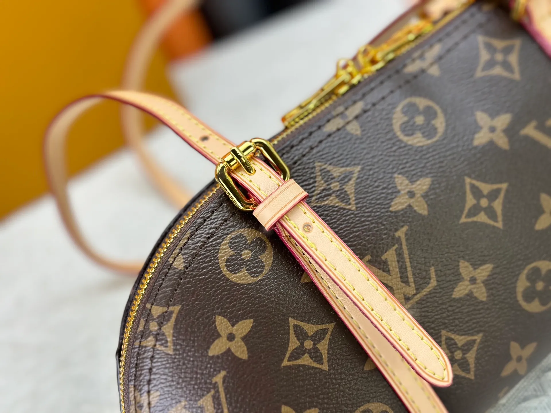 P240 LV Louis Vuitton｜alma bb printed shell bag This Retiro bag is classic and timeless. The elegant and low-key shape design and spacious bag body add practicality. Instructions for use: - Color-changing trim, adjustable shoulder straps, shoulder pads with tree cake leather, zipper closure. - Microfiber lining Size 32 14 Cat. No. 90612 M13086