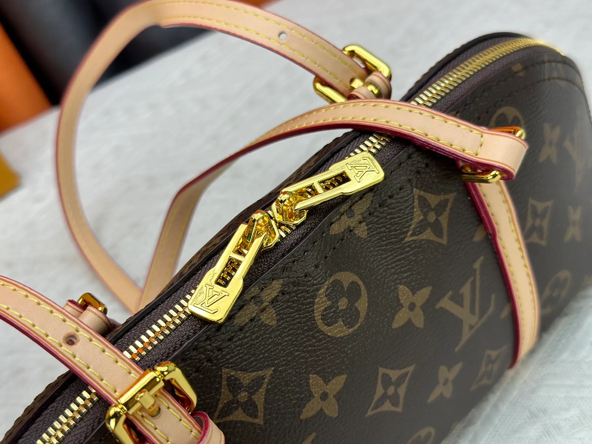 P240 LV Louis Vuitton｜alma bb printed shell bag This Retiro bag is classic and timeless. The elegant and low-key shape design and spacious bag body add practicality. Instructions for use: - Color-changing trim, adjustable shoulder straps, shoulder pads with tree cake leather, zipper closure. - Microfiber lining Size 32 14 Cat. No. 90612 M13086