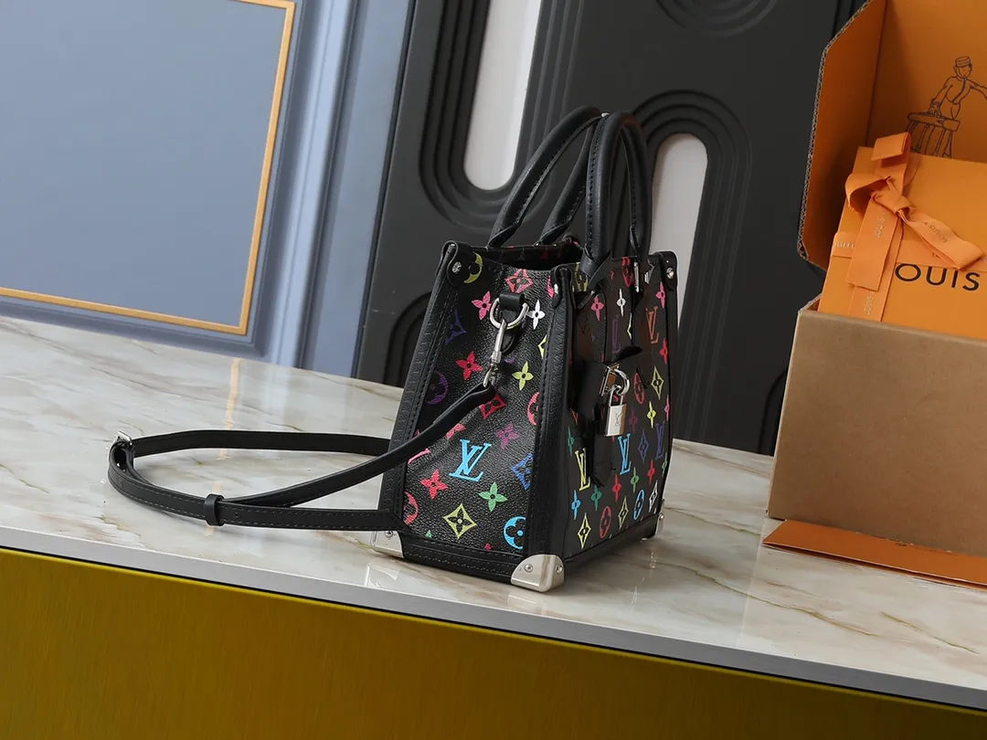 💰300💰Upgraded from the original M13079 M45495 M45659 M44571, the Louis Vuitton x Murakami reissue series interprets the OnTheGo small handbag in a smart way. The colorful Monogram canvas body, cowhide leather trim and LV x TM key bag highlight the sophisticated style. The shiny corners recall the design of traditional Louis Vuitton luggage, and the shoulder strap and top handle allow for multiple carrying methods. Dimensions: 25.0 x 19.0 x 11.5 cm (length x height x width)