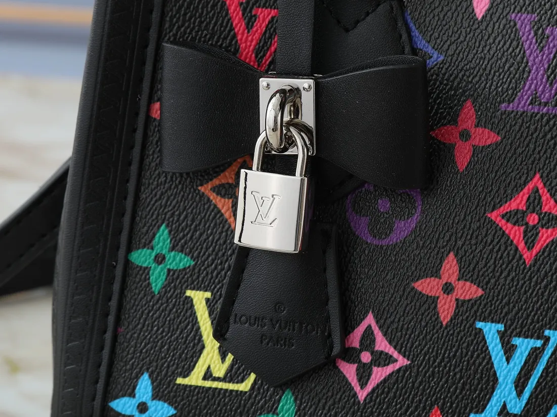 💰300💰Upgraded from the original M13079 M45495 M45659 M44571, the Louis Vuitton x Murakami reissue series interprets the OnTheGo small handbag in a smart way. The colorful Monogram canvas body, cowhide leather trim and LV x TM key bag highlight the sophisticated style. The shiny corners recall the design of traditional Louis Vuitton luggage, and the shoulder strap and top handle allow for multiple carrying methods. Dimensions: 25.0 x 19.0 x 11.5 cm (length x height x width)