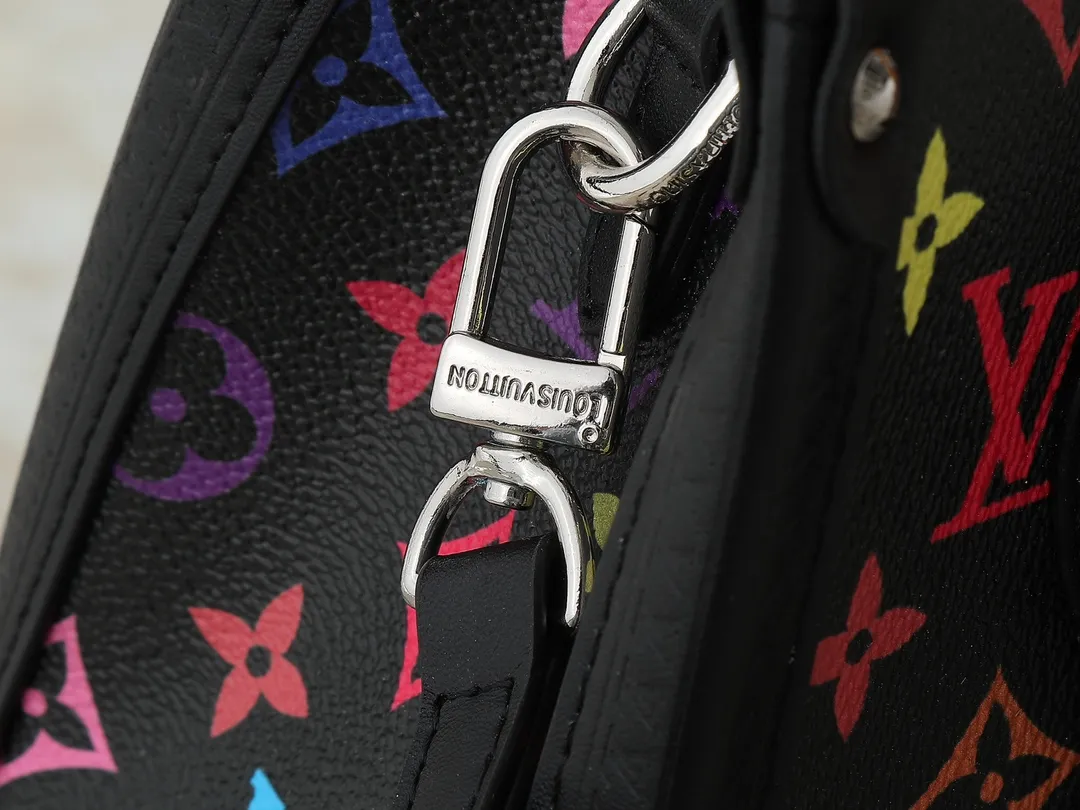 💰300💰Upgraded from the original M13079 M45495 M45659 M44571, the Louis Vuitton x Murakami reissue series interprets the OnTheGo small handbag in a smart way. The colorful Monogram canvas body, cowhide leather trim and LV x TM key bag highlight the sophisticated style. The shiny corners recall the design of traditional Louis Vuitton luggage, and the shoulder strap and top handle allow for multiple carrying methods. Dimensions: 25.0 x 19.0 x 11.5 cm (length x height x width)