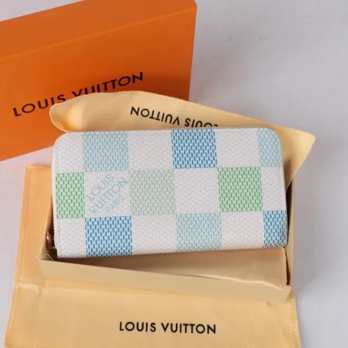 P140💰 Model: 60017 checkered sapphire blue New model The latest model for spring and summer 2024, this pocket wallet combines the elegance of Damier Graphite canvas with the delicate texture of Epi leather, with stripes emblazoned with the Louis Vuitton logo. The elegant design can accommodate credit cards, banknotes and receipts, making it suitable for daily carrying or gift giving. Epi leather and Damier Graphite coated sail. Textile cowhide trimmed cowhide lining, card compartment, inner pocket, outer patch pocket, Made in one of France, Spain, Italy and the United States; 19.5 x 10.5 x 2.5 cm (length x height x width)