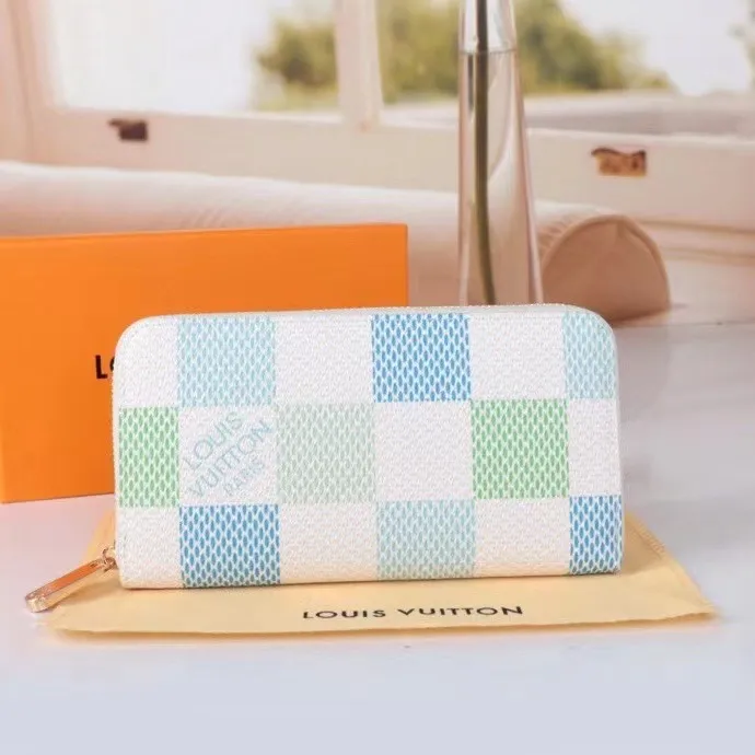 P140💰 Model: 60017 checkered sapphire blue New model The latest model for spring and summer 2024, this pocket wallet combines the elegance of Damier Graphite canvas with the delicate texture of Epi leather, with stripes emblazoned with the Louis Vuitton logo. The elegant design can accommodate credit cards, banknotes and receipts, making it suitable for daily carrying or gift giving. Epi leather and Damier Graphite coated sail. Textile cowhide trimmed cowhide lining, card compartment, inner pocket, outer patch pocket, Made in one of France, Spain, Italy and the United States; 19.5 x 10.5 x 2.5 cm (length x height x width)