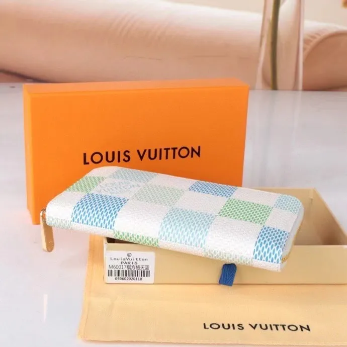 P140💰 Model: 60017 checkered sapphire blue New model The latest model for spring and summer 2024, this pocket wallet combines the elegance of Damier Graphite canvas with the delicate texture of Epi leather, with stripes emblazoned with the Louis Vuitton logo. The elegant design can accommodate credit cards, banknotes and receipts, making it suitable for daily carrying or gift giving. Epi leather and Damier Graphite coated sail. Textile cowhide trimmed cowhide lining, card compartment, inner pocket, outer patch pocket, Made in one of France, Spain, Italy and the United States; 19.5 x 10.5 x 2.5 cm (length x height x width)