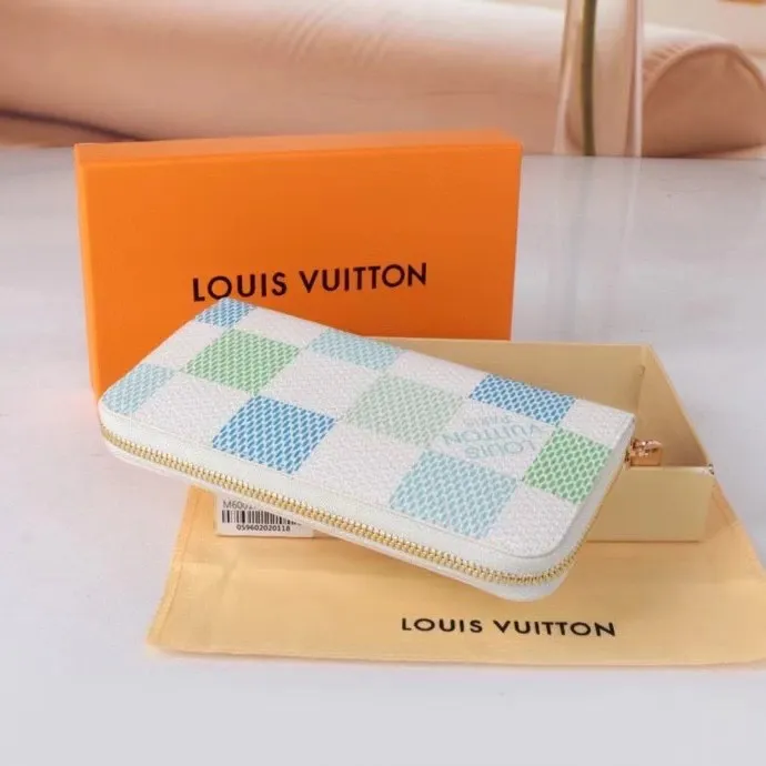 P140💰 Model: 60017 checkered sapphire blue New model The latest model for spring and summer 2024, this pocket wallet combines the elegance of Damier Graphite canvas with the delicate texture of Epi leather, with stripes emblazoned with the Louis Vuitton logo. The elegant design can accommodate credit cards, banknotes and receipts, making it suitable for daily carrying or gift giving. Epi leather and Damier Graphite coated sail. Textile cowhide trimmed cowhide lining, card compartment, inner pocket, outer patch pocket, Made in one of France, Spain, Italy and the United States; 19.5 x 10.5 x 2.5 cm (length x height x width)