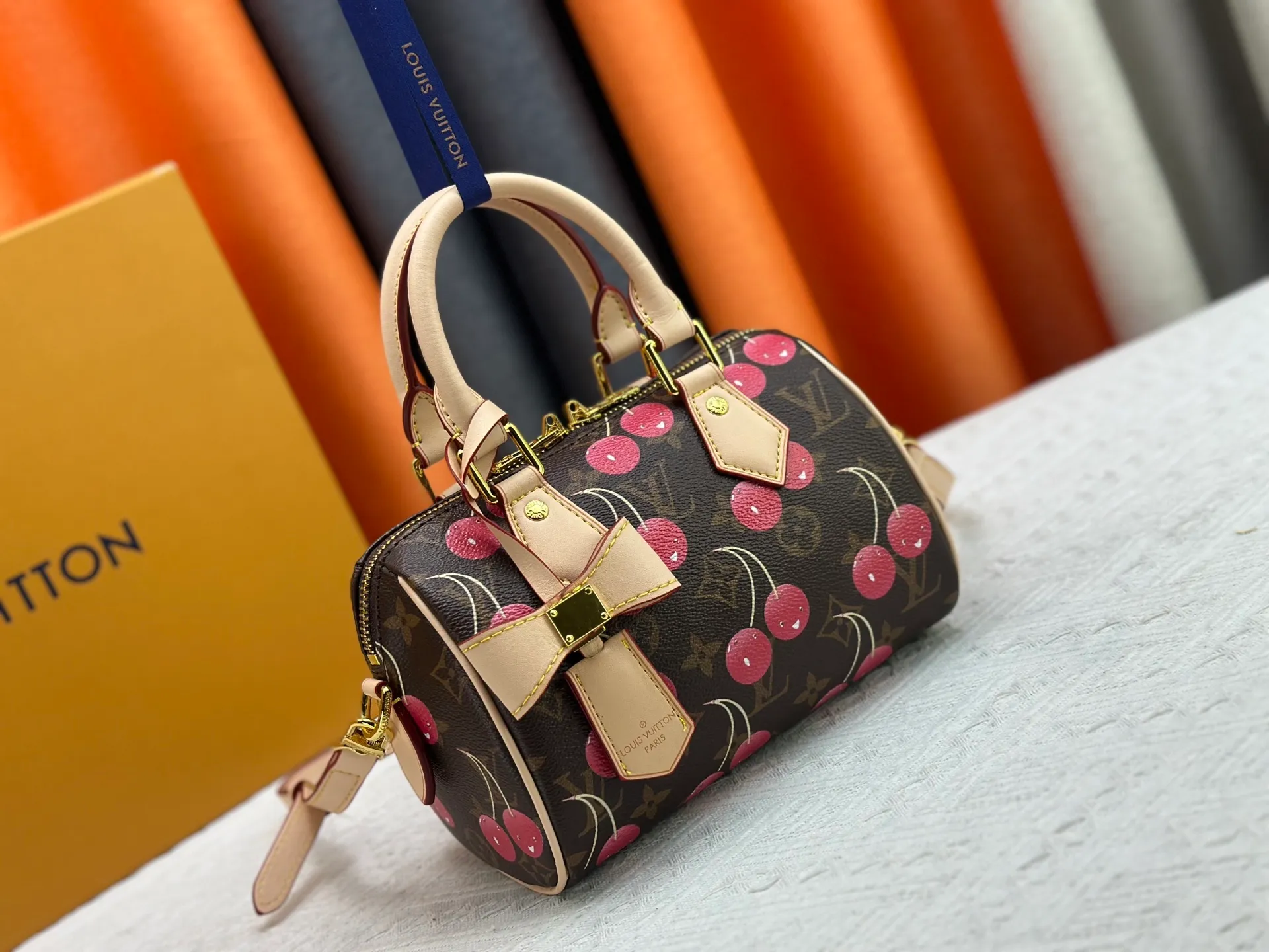 P240 Upgraded original version This cherry 🍒M13094 M46234 M46222 Sedy Bandoulière 20 handbag is made of soft coated canvas, and the full-length Monogram pattern is traced in colorful rainbow tones, highlighting the smart style of the Louis Vuitton x Murakami reissue series. The Toron handle and detachable shoulder strap are constructed of cow leather, the metal corners recall classic luggage, and the bow-shaped key bag and padlock add brand touches. Dimensions: 20.5 x 13.5 x 12.0 cm (length x height x width)