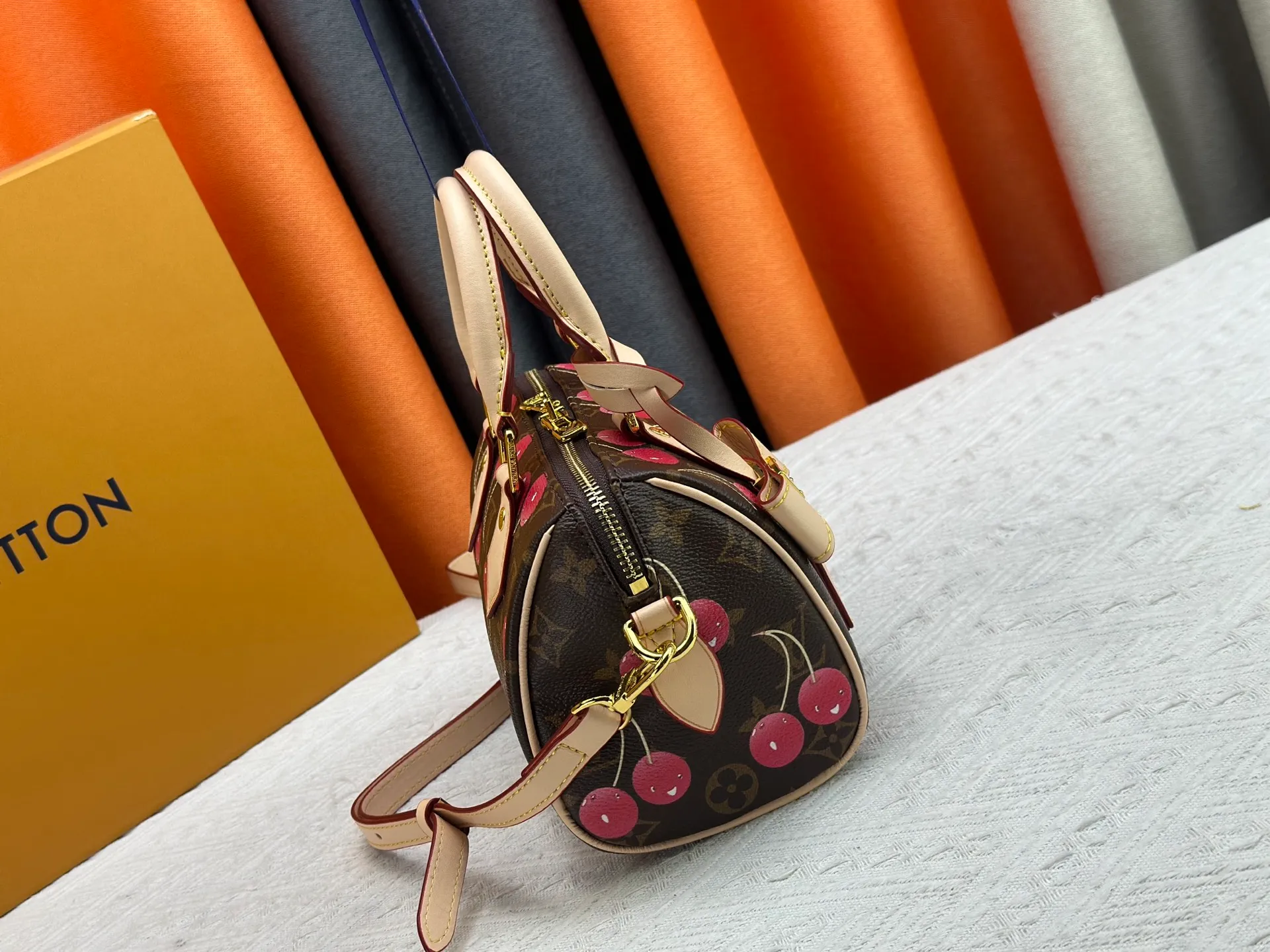 P240 Upgraded original version This cherry 🍒M13094 M46234 M46222 Sedy Bandoulière 20 handbag is made of soft coated canvas, and the full-length Monogram pattern is traced in colorful rainbow tones, highlighting the smart style of the Louis Vuitton x Murakami reissue series. The Toron handle and detachable shoulder strap are constructed of cow leather, the metal corners recall classic luggage, and the bow-shaped key bag and padlock add brand touches. Dimensions: 20.5 x 13.5 x 12.0 cm (length x height x width)