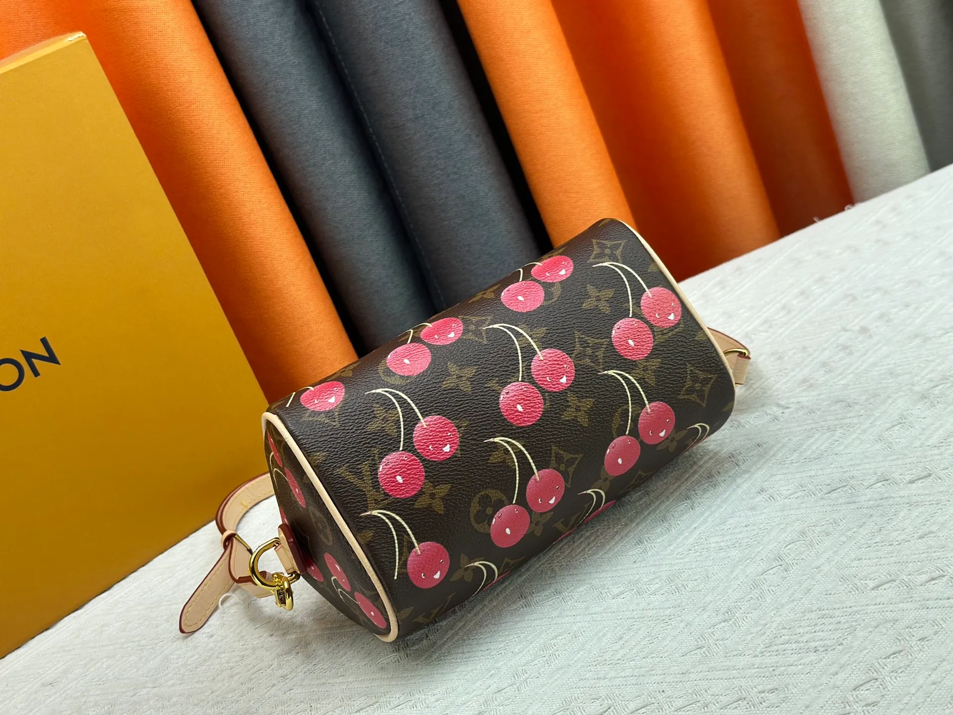 P240 Upgraded original version This cherry 🍒M13094 M46234 M46222 Sedy Bandoulière 20 handbag is made of soft coated canvas, and the full-length Monogram pattern is traced in colorful rainbow tones, highlighting the smart style of the Louis Vuitton x Murakami reissue series. The Toron handle and detachable shoulder strap are constructed of cow leather, the metal corners recall classic luggage, and the bow-shaped key bag and padlock add brand touches. Dimensions: 20.5 x 13.5 x 12.0 cm (length x height x width)