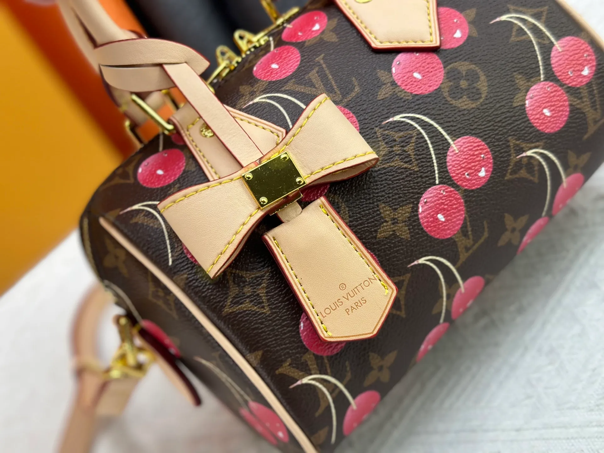 P240 Upgraded original version This cherry 🍒M13094 M46234 M46222 Sedy Bandoulière 20 handbag is made of soft coated canvas, and the full-length Monogram pattern is traced in colorful rainbow tones, highlighting the smart style of the Louis Vuitton x Murakami reissue series. The Toron handle and detachable shoulder strap are constructed of cow leather, the metal corners recall classic luggage, and the bow-shaped key bag and padlock add brand touches. Dimensions: 20.5 x 13.5 x 12.0 cm (length x height x width)