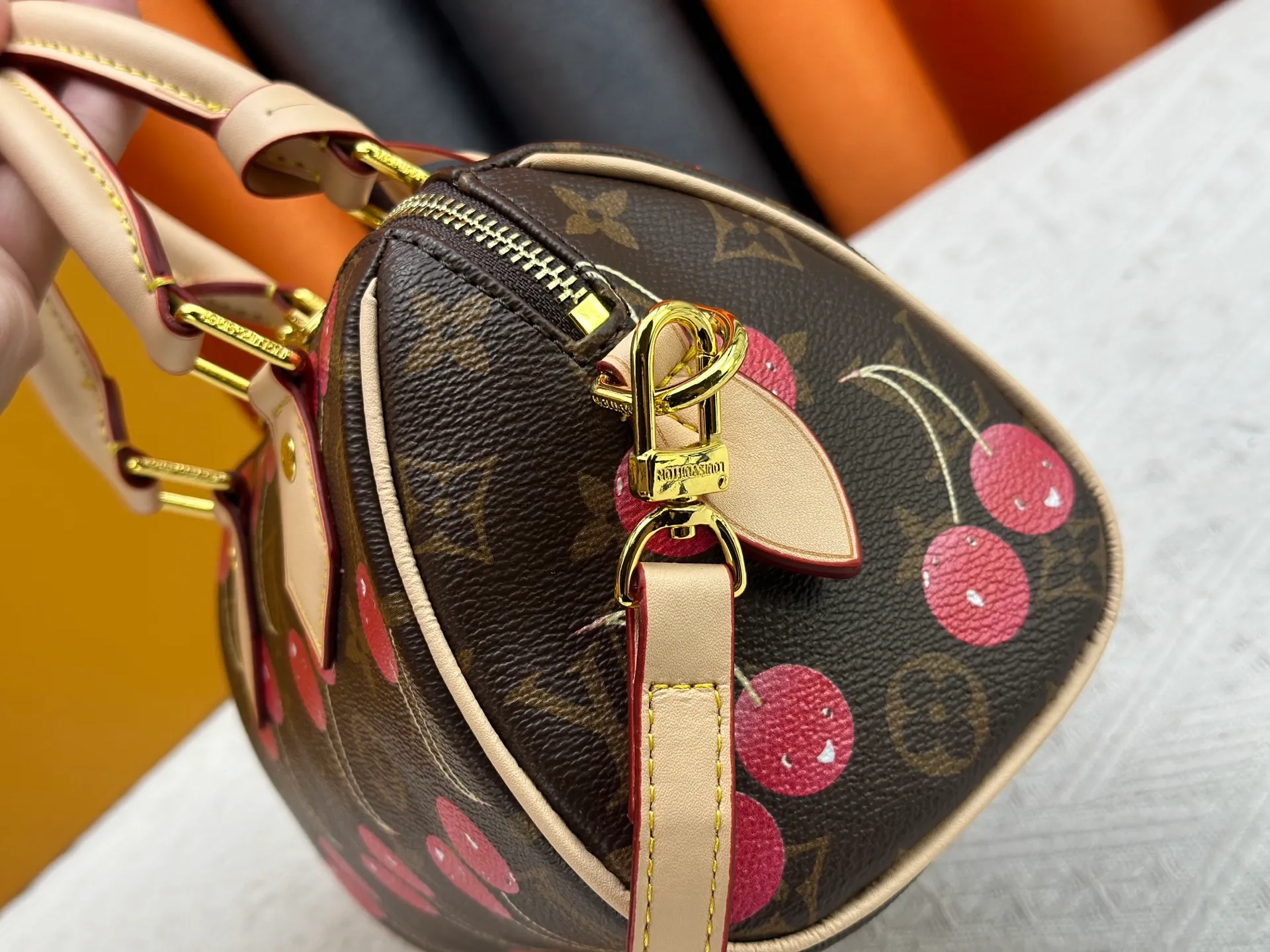 P240 Upgraded original version This cherry 🍒M13094 M46234 M46222 Sedy Bandoulière 20 handbag is made of soft coated canvas, and the full-length Monogram pattern is traced in colorful rainbow tones, highlighting the smart style of the Louis Vuitton x Murakami reissue series. The Toron handle and detachable shoulder strap are constructed of cow leather, the metal corners recall classic luggage, and the bow-shaped key bag and padlock add brand touches. Dimensions: 20.5 x 13.5 x 12.0 cm (length x height x width)