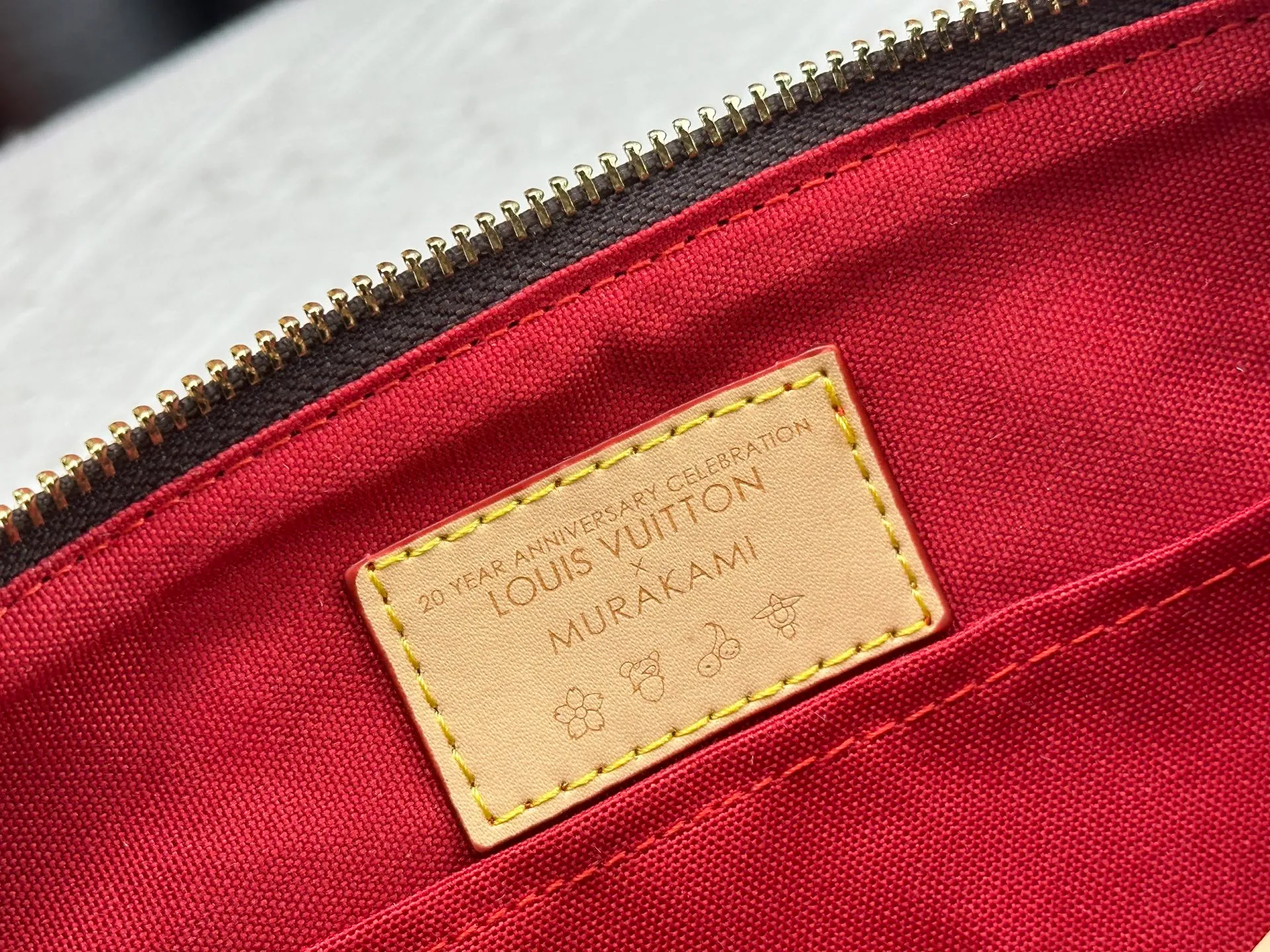 P240 Upgraded original version This cherry 🍒M13094 M46234 M46222 Sedy Bandoulière 20 handbag is made of soft coated canvas, and the full-length Monogram pattern is traced in colorful rainbow tones, highlighting the smart style of the Louis Vuitton x Murakami reissue series. The Toron handle and detachable shoulder strap are constructed of cow leather, the metal corners recall classic luggage, and the bow-shaped key bag and padlock add brand touches. Dimensions: 20.5 x 13.5 x 12.0 cm (length x height x width)