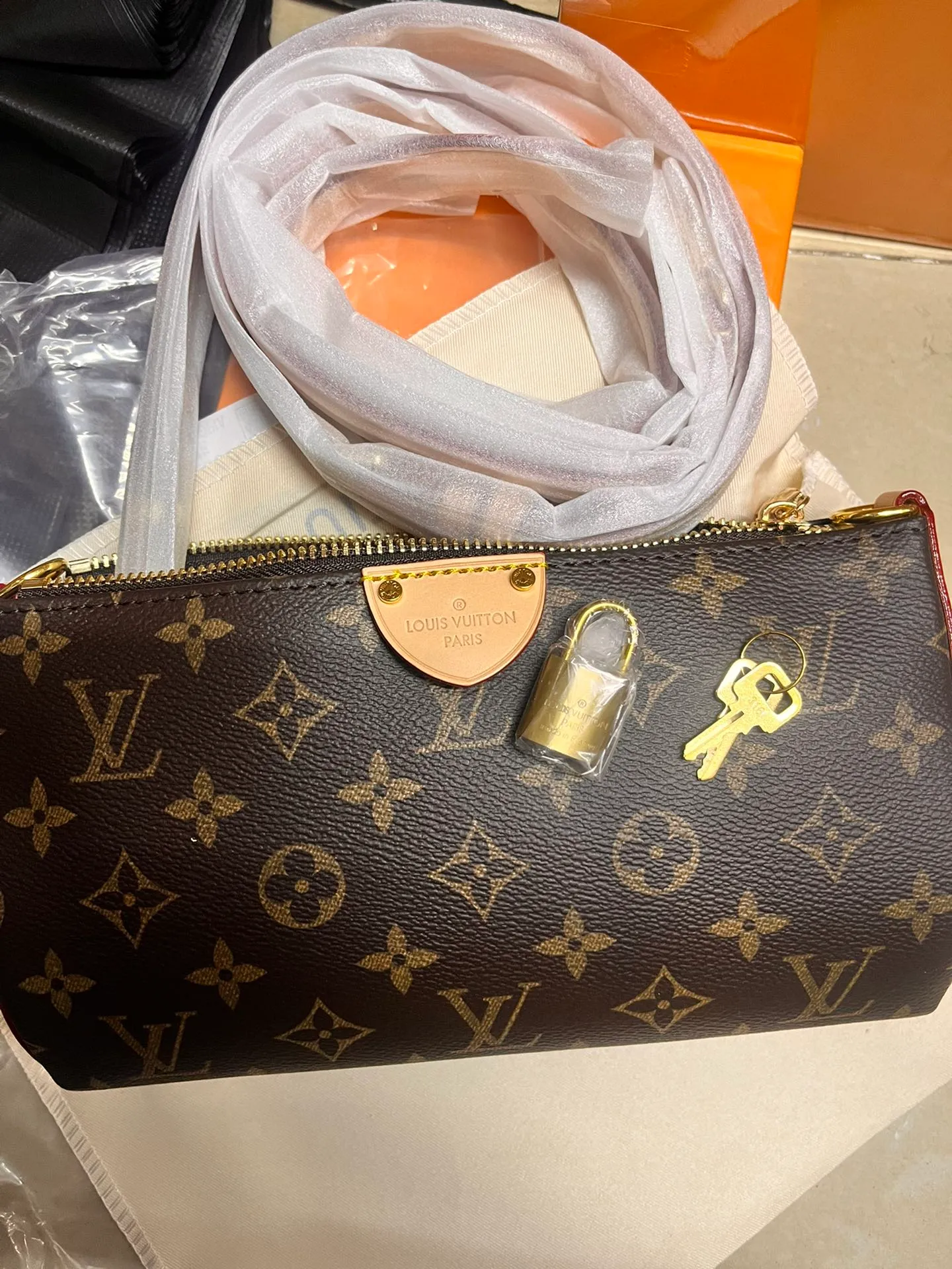 P200 [Exclusive real shot M12859] This Pochette Tirette handbag is made of Monogram canvas and has an exquisite and soft hanging shape. It made an eye-catching appearance at the Louis Vuitton 2024 spring and summer show. The leather trim on the side echoes the marquise shape of the brand's signature zipper pull. Equipped with a dazzling padlock and a detachable shoulder strap, it can be worn on the shoulder or cross-body at will. 22 x 12 x 5.5 cm (length x height x width)