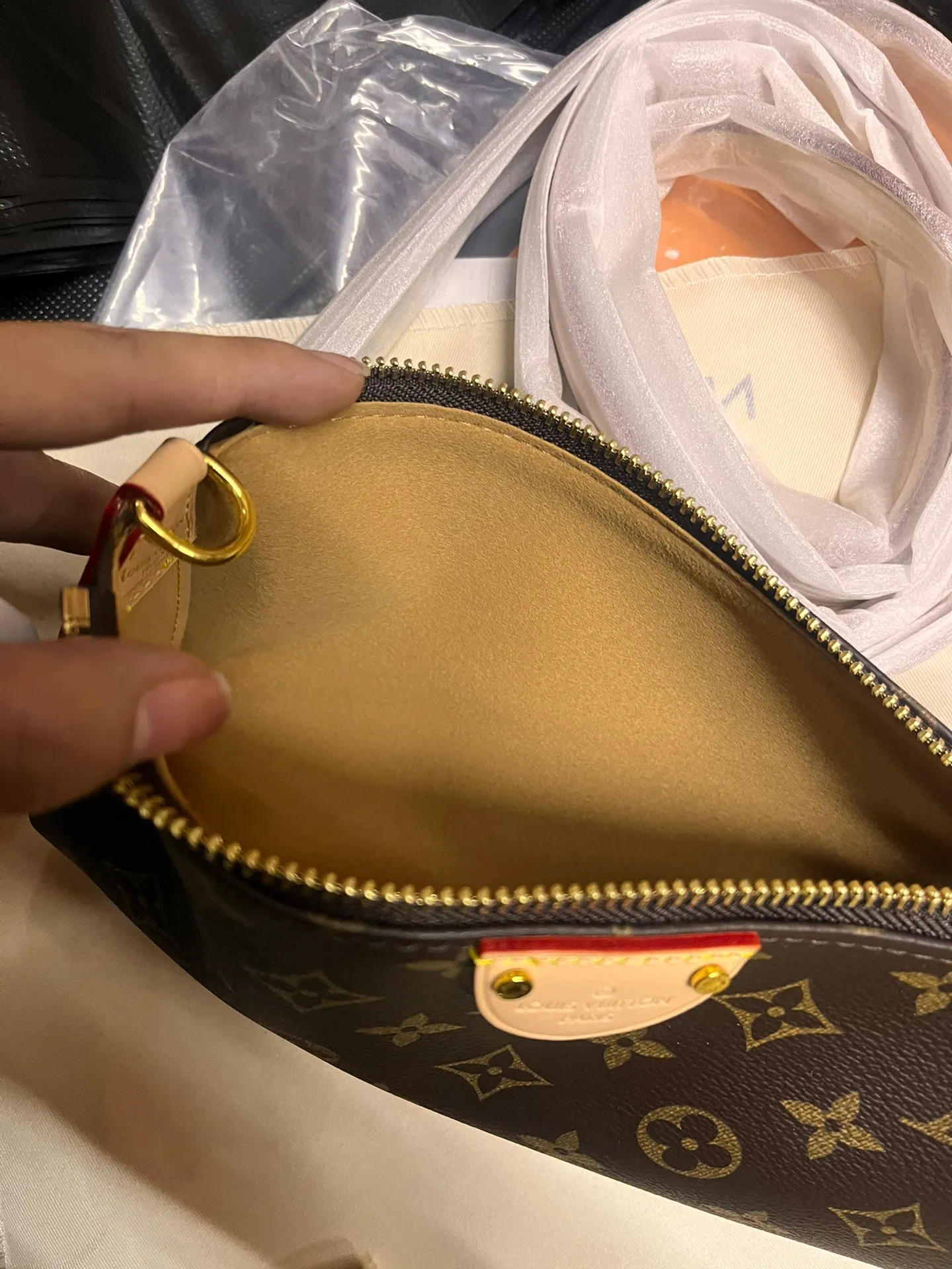 P200 [Exclusive real shot M12859] This Pochette Tirette handbag is made of Monogram canvas and has an exquisite and soft hanging shape. It made an eye-catching appearance at the Louis Vuitton 2024 spring and summer show. The leather trim on the side echoes the marquise shape of the brand's signature zipper pull. Equipped with a dazzling padlock and a detachable shoulder strap, it can be worn on the shoulder or cross-body at will. 22 x 12 x 5.5 cm (length x height x width)