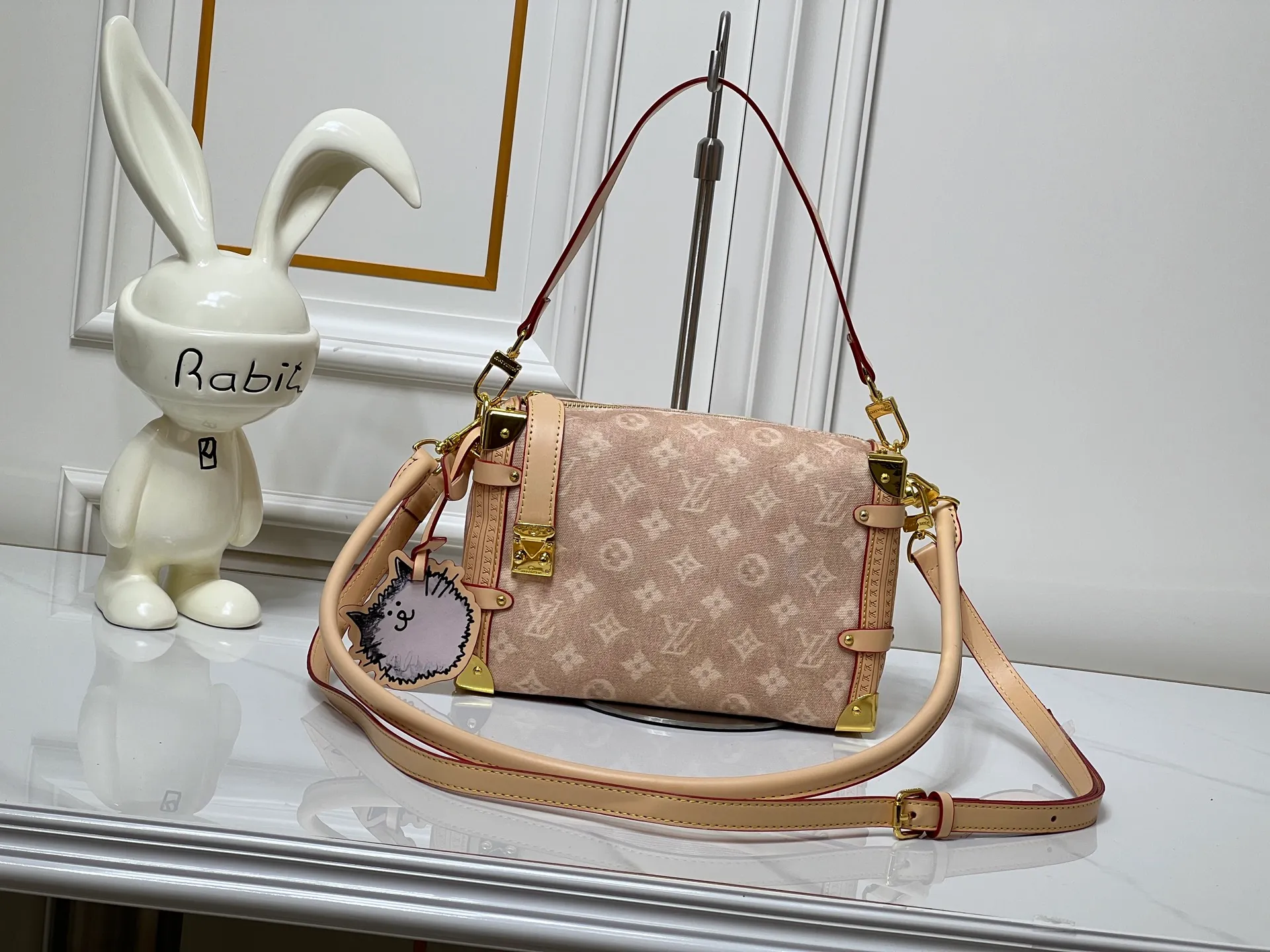 ￥ 340 46358 A sneak peek of the actual LV September cat series!! The cat series was very popular N years ago. This year, LV collaborated with Grace again, and a small part of the actual items were revealed ~ LV collaborated with stylist Grace Coddington on the "Cat Who Can't Wake Up" cat control. Don't miss it. Style No. 15154 #S-lock. The lock and detachable chain sparkle with gold. The appropriate size makes it easy to store daily items such as lipstick. Dimensions: 23.5×16x 8.5cm (lengthxheightxwidth)