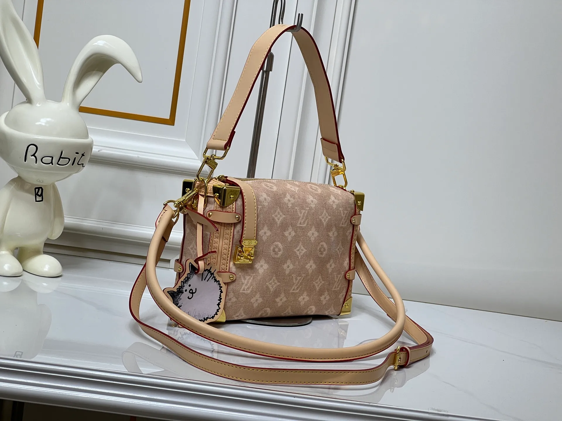 ￥ 340 46358 A sneak peek of the actual LV September cat series!! The cat series was very popular N years ago. This year, LV collaborated with Grace again, and a small part of the actual items were revealed ~ LV collaborated with stylist Grace Coddington on the "Cat Who Can't Wake Up" cat control. Don't miss it. Style No. 15154 #S-lock. The lock and detachable chain sparkle with gold. The appropriate size makes it easy to store daily items such as lipstick. Dimensions: 23.5×16x 8.5cm (lengthxheightxwidth)