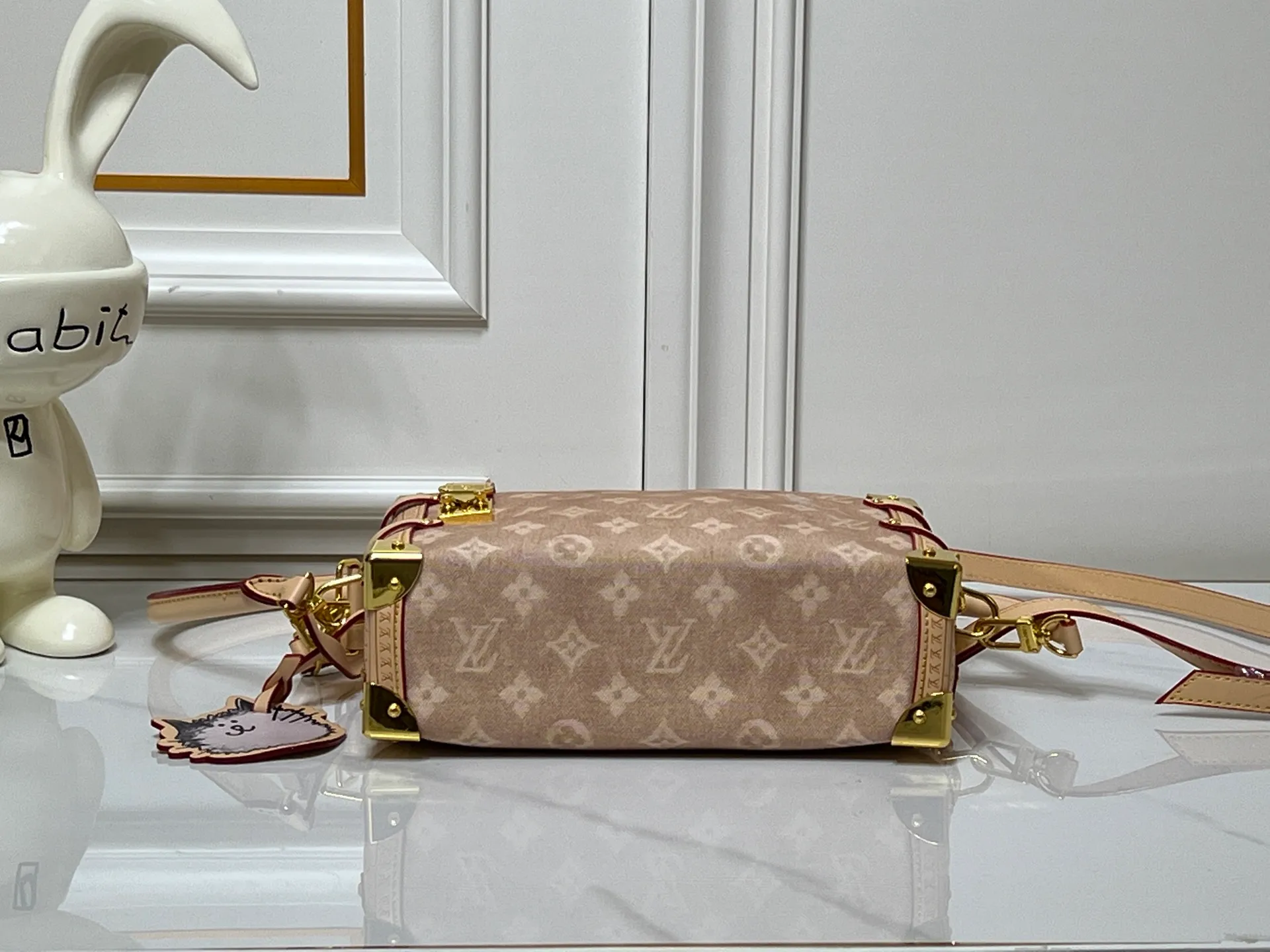 ￥ 340 46358 A sneak peek of the actual LV September cat series!! The cat series was very popular N years ago. This year, LV collaborated with Grace again, and a small part of the actual items were revealed ~ LV collaborated with stylist Grace Coddington on the "Cat Who Can't Wake Up" cat control. Don't miss it. Style No. 15154 #S-lock. The lock and detachable chain sparkle with gold. The appropriate size makes it easy to store daily items such as lipstick. Dimensions: 23.5×16x 8.5cm (lengthxheightxwidth)
