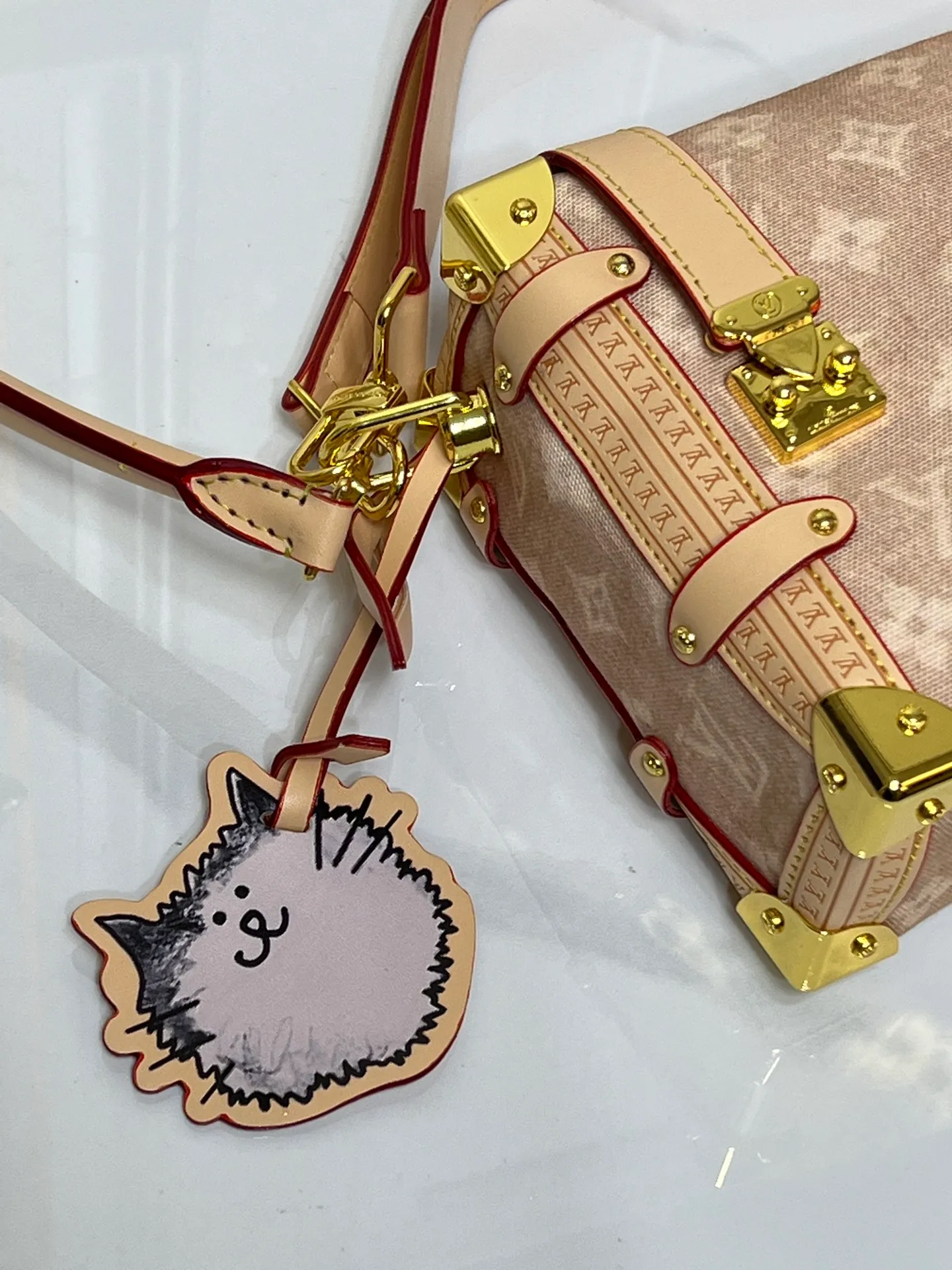 ￥ 340 46358 A sneak peek of the actual LV September cat series!! The cat series was very popular N years ago. This year, LV collaborated with Grace again, and a small part of the actual items were revealed ~ LV collaborated with stylist Grace Coddington on the "Cat Who Can't Wake Up" cat control. Don't miss it. Style No. 15154 #S-lock. The lock and detachable chain sparkle with gold. The appropriate size makes it easy to store daily items such as lipstick. Dimensions: 23.5×16x 8.5cm (lengthxheightxwidth)