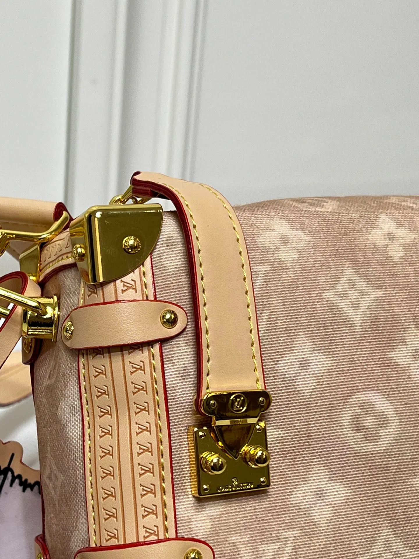 ￥ 340 46358 A sneak peek of the actual LV September cat series!! The cat series was very popular N years ago. This year, LV collaborated with Grace again, and a small part of the actual items were revealed ~ LV collaborated with stylist Grace Coddington on the "Cat Who Can't Wake Up" cat control. Don't miss it. Style No. 15154 #S-lock. The lock and detachable chain sparkle with gold. The appropriate size makes it easy to store daily items such as lipstick. Dimensions: 23.5×16x 8.5cm (lengthxheightxwidth)