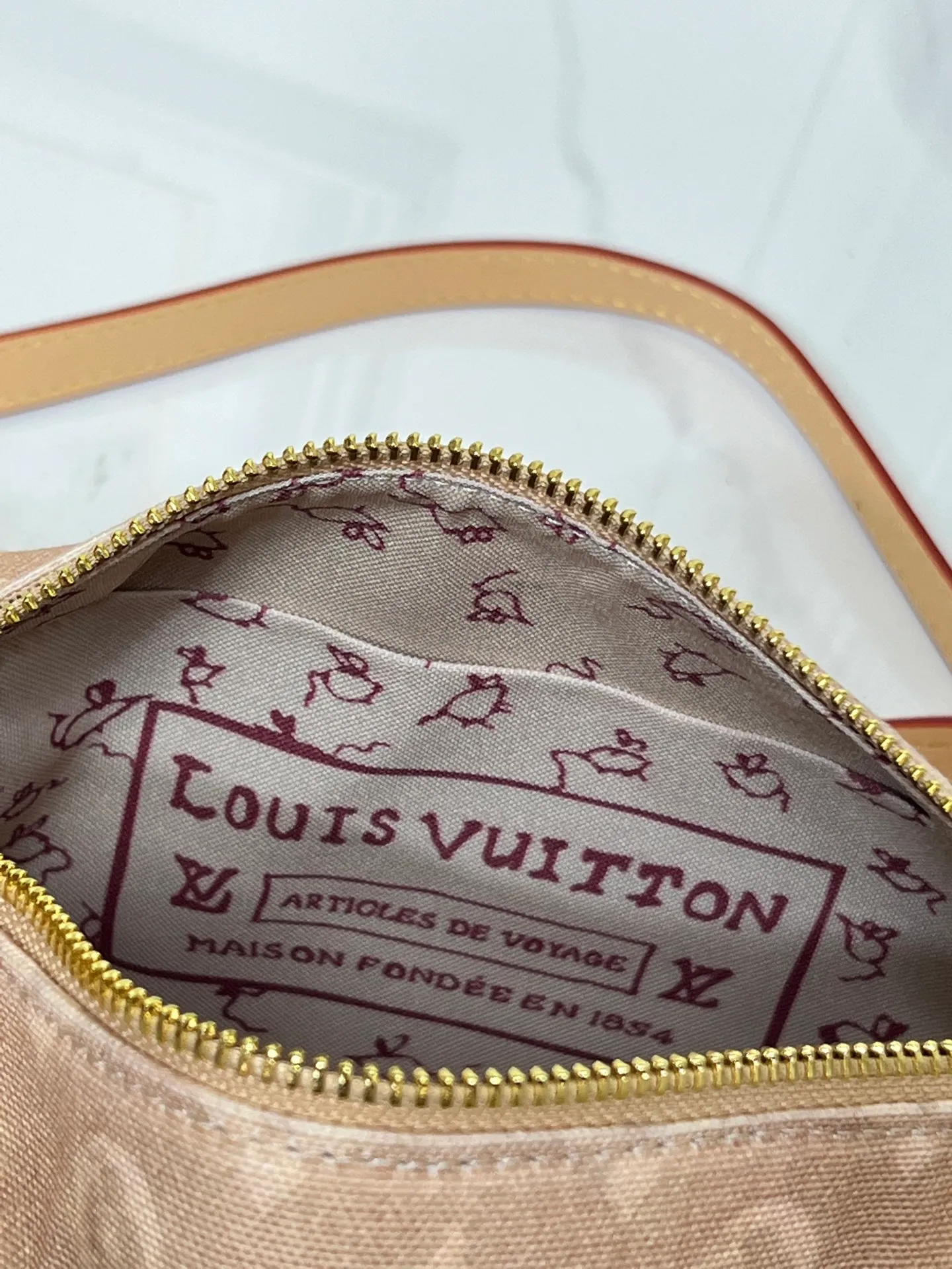 ￥ 340 46358 A sneak peek of the actual LV September cat series!! The cat series was very popular N years ago. This year, LV collaborated with Grace again, and a small part of the actual items were revealed ~ LV collaborated with stylist Grace Coddington on the "Cat Who Can't Wake Up" cat control. Don't miss it. Style No. 15154 #S-lock. The lock and detachable chain sparkle with gold. The appropriate size makes it easy to store daily items such as lipstick. Dimensions: 23.5×16x 8.5cm (lengthxheightxwidth)