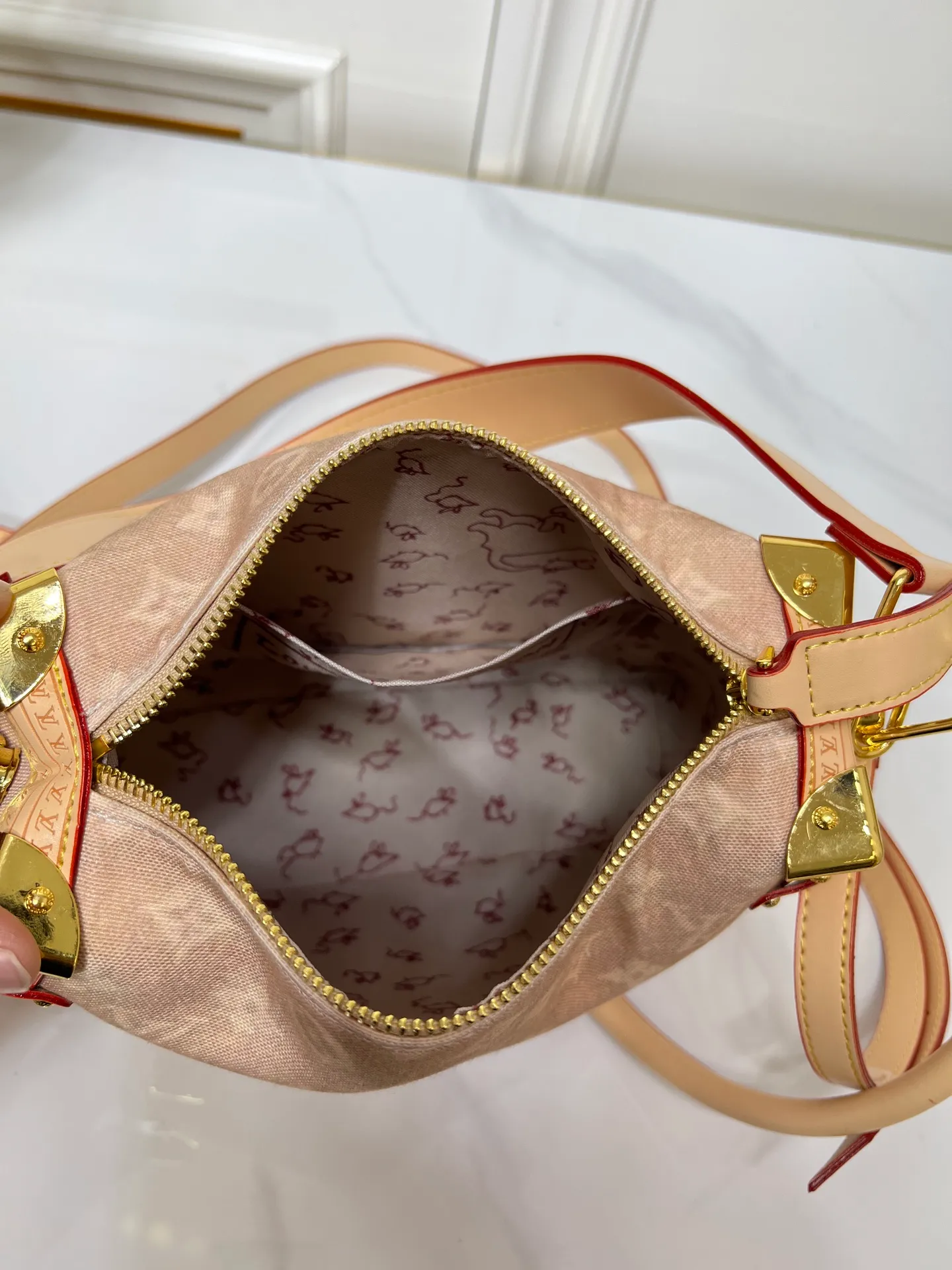 ￥ 340 46358 A sneak peek of the actual LV September cat series!! The cat series was very popular N years ago. This year, LV collaborated with Grace again, and a small part of the actual items were revealed ~ LV collaborated with stylist Grace Coddington on the "Cat Who Can't Wake Up" cat control. Don't miss it. Style No. 15154 #S-lock. The lock and detachable chain sparkle with gold. The appropriate size makes it easy to store daily items such as lipstick. Dimensions: 23.5×16x 8.5cm (lengthxheightxwidth)