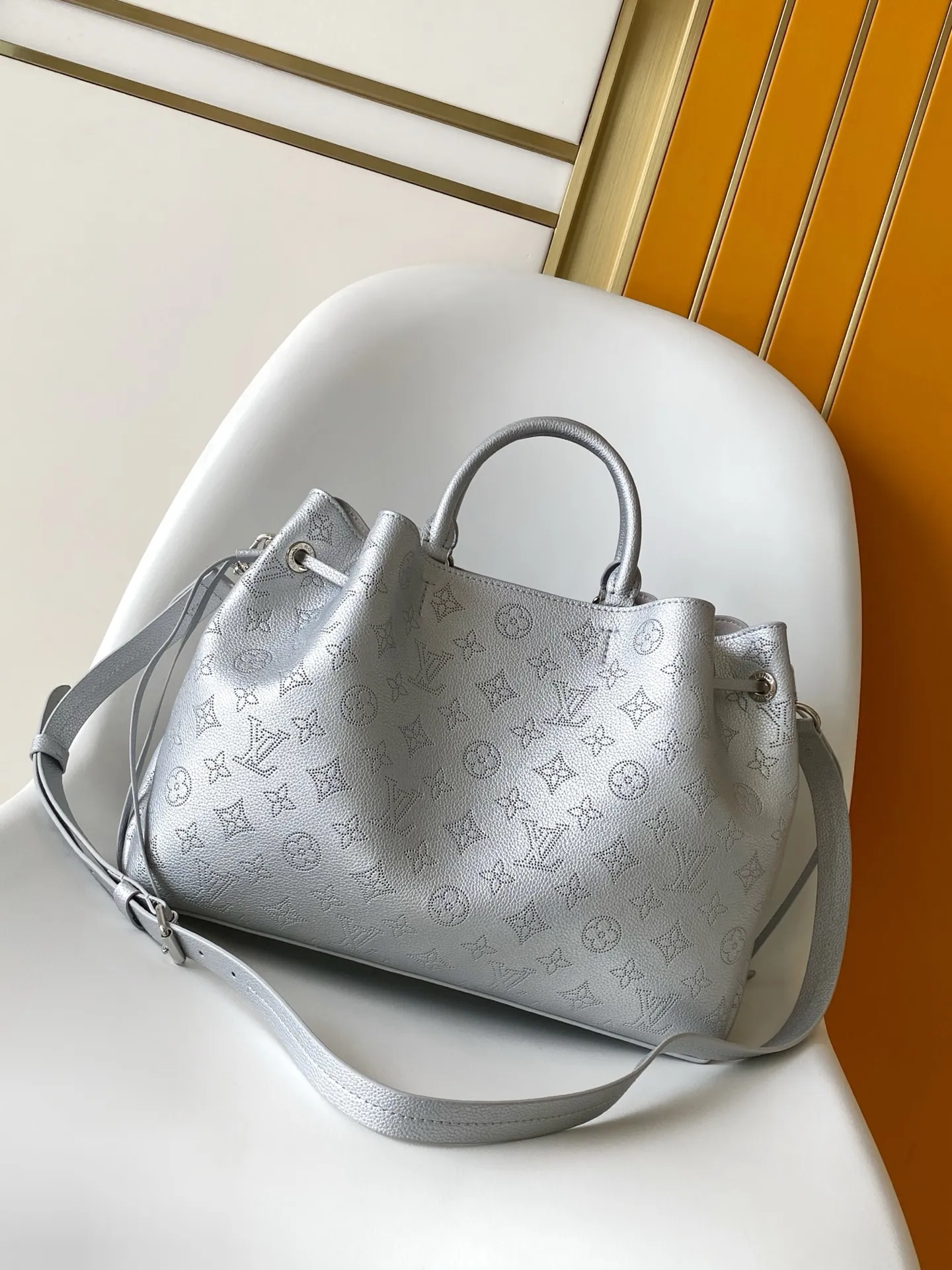 💰1180 (top layer leather) top original order dynamic 163 M24622 silver M25876 gray green M14316 sapphire blue M59655 earthy yellow M59200 black M59201 gray M59203 beige M22615 light pink top original order Bella Tote The bag is made of soft perforated calfskin, gently pleated and draped, and embellished with jewelry-like chains. The generous structure has a neat inner layer to meet daily travel needs, and can inject a modern charm into casual wear. 32.0 x 23.0 x 13.0 cm (Length x Height x Width) • Perforated cow leather • Cow leather trim • Microfiber lining • Metal hardware • Leather drawstring to prevent items from slipping • Internal compartment • Internal zip pocket • Metal bottom stud • Shoulder strap: removable, adjustable • Half-length strap: 30.0 cm • Half-length strap adjustable to: 39.0 cm • Chain: Removable • Chain half length: 23.0 cm • Handle: Double handle