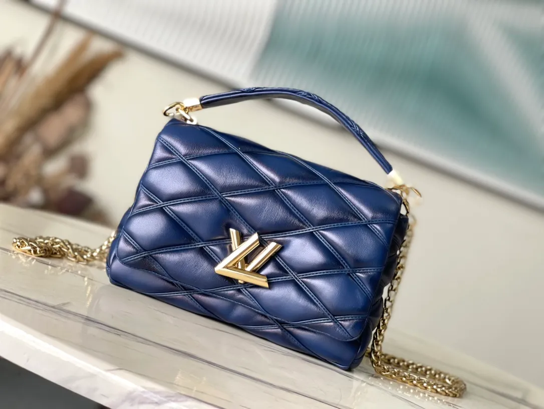 💰1360 (top layer leather) top original order M23682 dark blue This G0-14 medium handbag is made of gorgeous sheep leather, with a finger stitch pattern to pay tribute to the brand's traditional luggage design. The LV Twist twist lock highlights the eye-catching style, and the top handle can be carried by hand alone, or it can be transformed into a leather shoulder pad on the sliding chain shoulder strap for a comfortable shoulder or cross-body experience. Dimensions: 23 × 16 × 10 cm