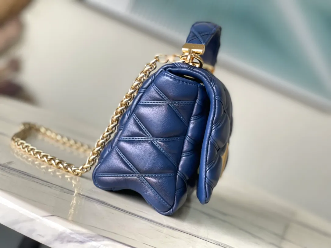 💰1360 (top layer leather) top original order M23682 dark blue This G0-14 medium handbag is made of gorgeous sheep leather, with a finger stitch pattern to pay tribute to the brand's traditional luggage design. The LV Twist twist lock highlights the eye-catching style, and the top handle can be carried by hand alone, or it can be transformed into a leather shoulder pad on the sliding chain shoulder strap for a comfortable shoulder or cross-body experience. Dimensions: 23 × 16 × 10 cm