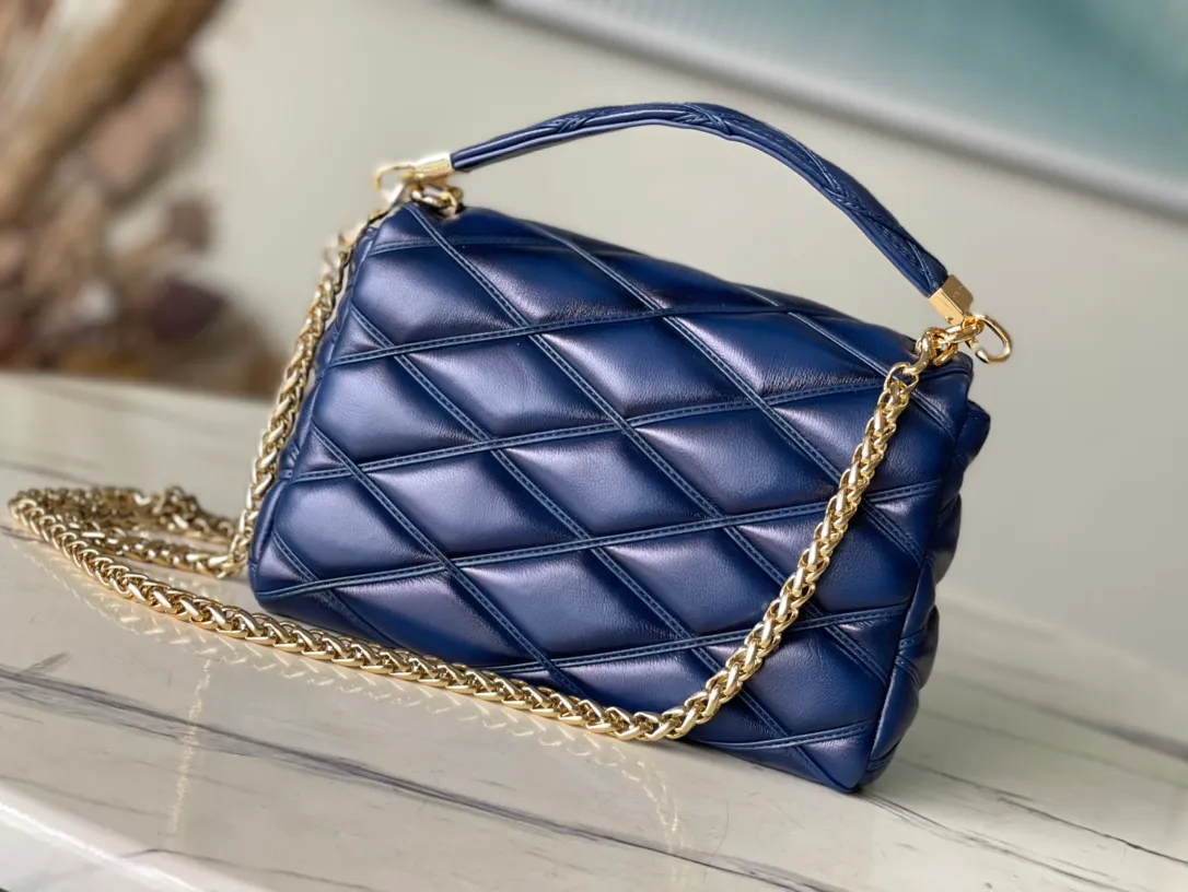 💰1360 (top layer leather) top original order M23682 dark blue This G0-14 medium handbag is made of gorgeous sheep leather, with a finger stitch pattern to pay tribute to the brand's traditional luggage design. The LV Twist twist lock highlights the eye-catching style, and the top handle can be carried by hand alone, or it can be transformed into a leather shoulder pad on the sliding chain shoulder strap for a comfortable shoulder or cross-body experience. Dimensions: 23 × 16 × 10 cm