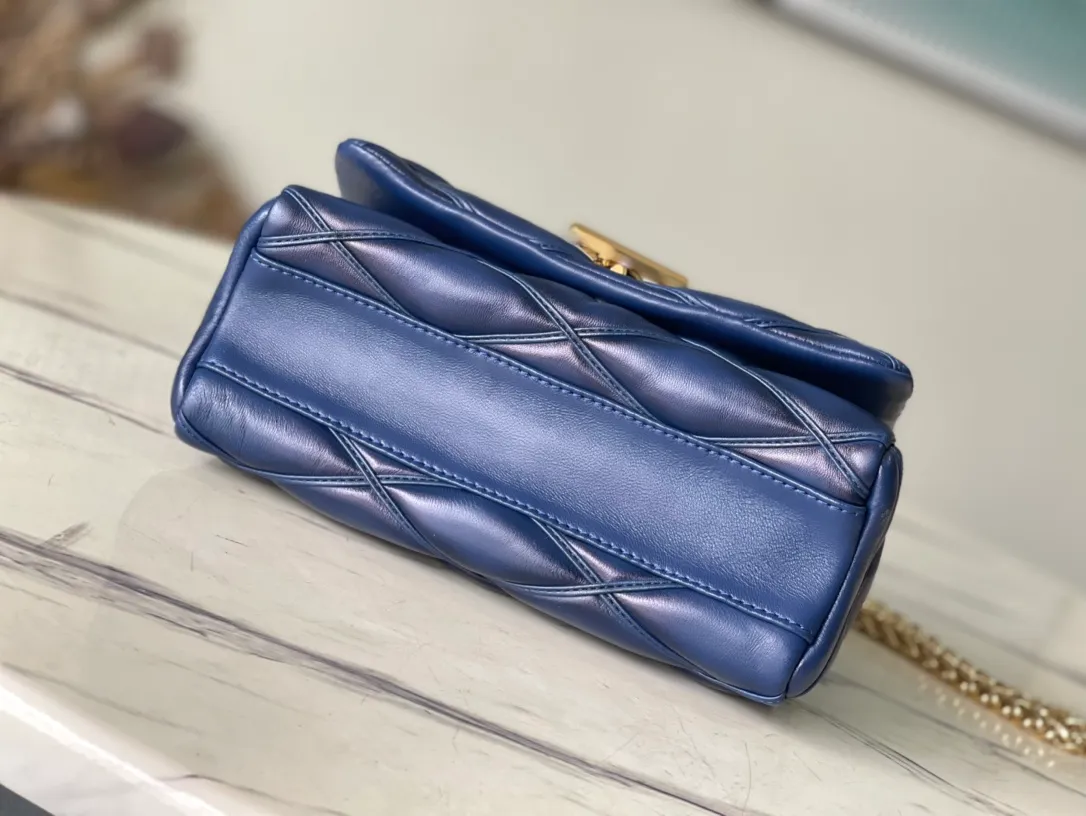 💰1360 (top layer leather) top original order M23682 dark blue This G0-14 medium handbag is made of gorgeous sheep leather, with a finger stitch pattern to pay tribute to the brand's traditional luggage design. The LV Twist twist lock highlights the eye-catching style, and the top handle can be carried by hand alone, or it can be transformed into a leather shoulder pad on the sliding chain shoulder strap for a comfortable shoulder or cross-body experience. Dimensions: 23 × 16 × 10 cm