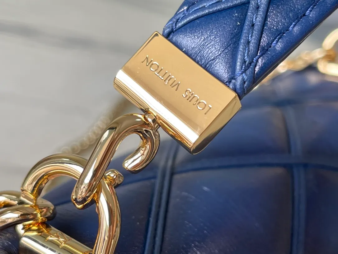 💰1360 (top layer leather) top original order M23682 dark blue This G0-14 medium handbag is made of gorgeous sheep leather, with a finger stitch pattern to pay tribute to the brand's traditional luggage design. The LV Twist twist lock highlights the eye-catching style, and the top handle can be carried by hand alone, or it can be transformed into a leather shoulder pad on the sliding chain shoulder strap for a comfortable shoulder or cross-body experience. Dimensions: 23 × 16 × 10 cm