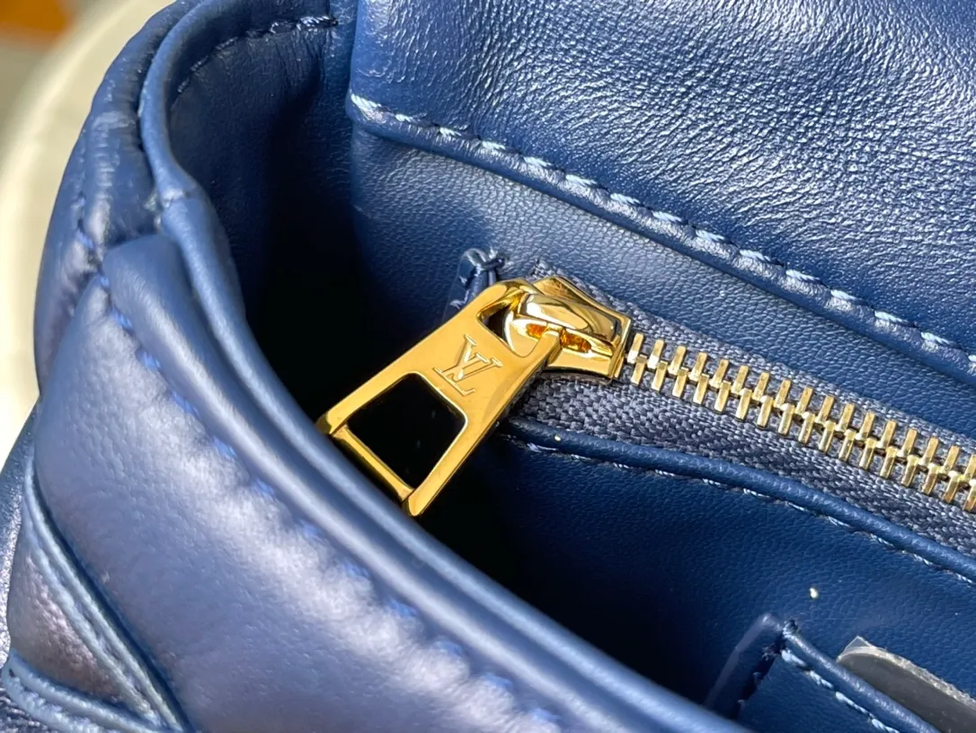💰1360 (top layer leather) top original order M23682 dark blue This G0-14 medium handbag is made of gorgeous sheep leather, with a finger stitch pattern to pay tribute to the brand's traditional luggage design. The LV Twist twist lock highlights the eye-catching style, and the top handle can be carried by hand alone, or it can be transformed into a leather shoulder pad on the sliding chain shoulder strap for a comfortable shoulder or cross-body experience. Dimensions: 23 × 16 × 10 cm