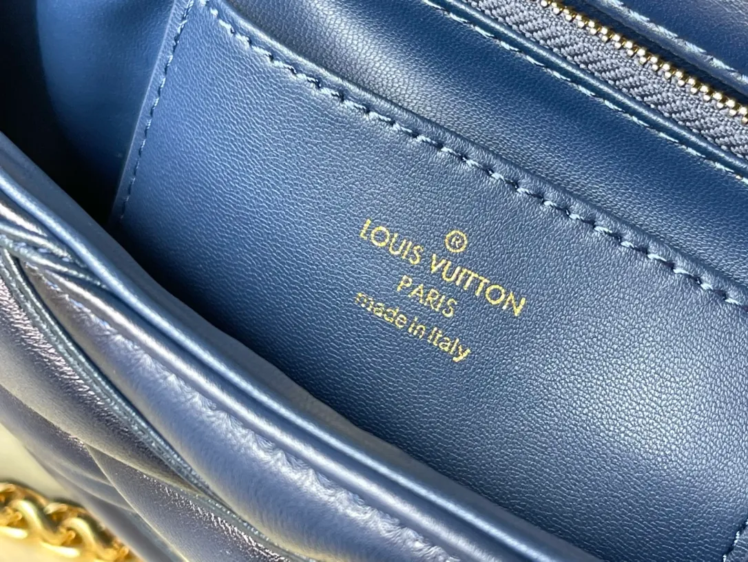 💰1360 (top layer leather) top original order M23682 dark blue This G0-14 medium handbag is made of gorgeous sheep leather, with a finger stitch pattern to pay tribute to the brand's traditional luggage design. The LV Twist twist lock highlights the eye-catching style, and the top handle can be carried by hand alone, or it can be transformed into a leather shoulder pad on the sliding chain shoulder strap for a comfortable shoulder or cross-body experience. Dimensions: 23 × 16 × 10 cm