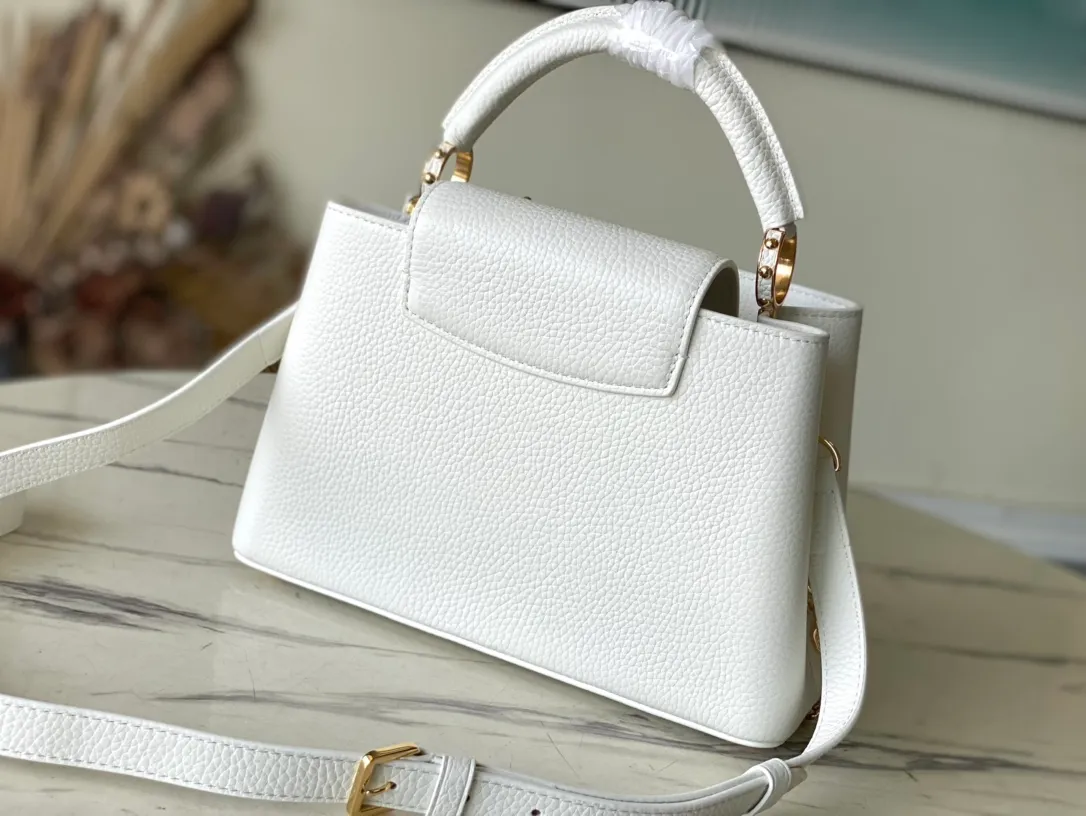 💰2360 (special grade original leather) M22512 M20844 white enamel flower chain This Capucines handbag is made of Taurillon leather, which vaguely reflects the changes in shades of the same color, making the classic configuration more eye-catching. It is paired with an enamel Monogram flower chain. It can be carried by hand, on the elbow, or attached to the shoulder strap or cross-body. Size: 27*18*9cm