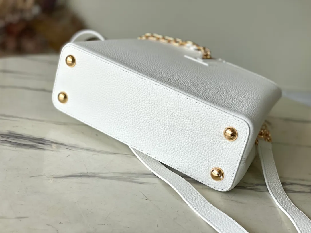 💰2360 (special grade original leather) M22512 M20844 white enamel flower chain This Capucines handbag is made of Taurillon leather, which vaguely reflects the changes in shades of the same color, making the classic configuration more eye-catching. It is paired with an enamel Monogram flower chain. It can be carried by hand, on the elbow, or attached to the shoulder strap or cross-body. Size: 27*18*9cm