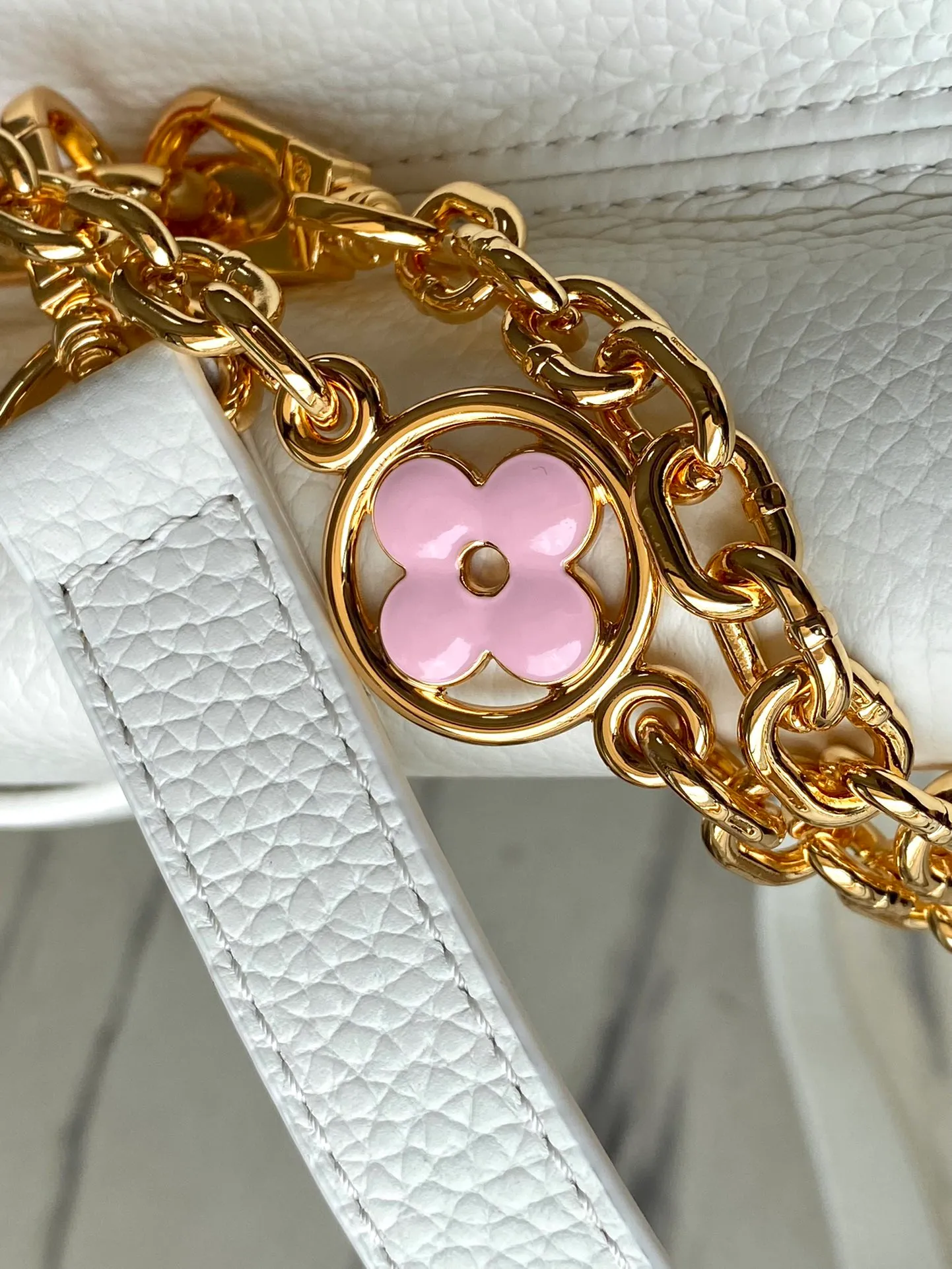 💰2360 (special grade original leather) M22512 M20844 white enamel flower chain This Capucines handbag is made of Taurillon leather, which vaguely reflects the changes in shades of the same color, making the classic configuration more eye-catching. It is paired with an enamel Monogram flower chain. It can be carried by hand, on the elbow, or attached to the shoulder strap or cross-body. Size: 27*18*9cm