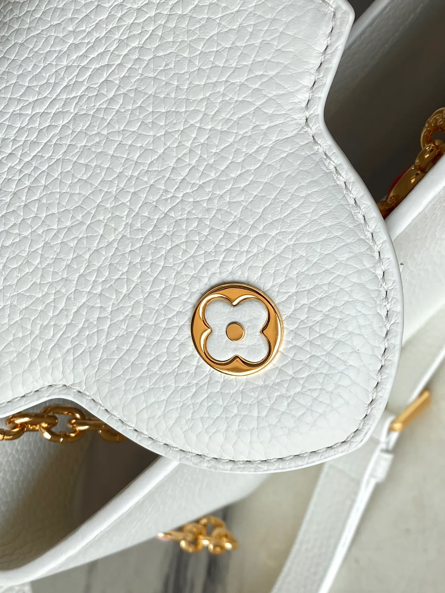 💰2360 (special grade original leather) M22512 M20844 white enamel flower chain This Capucines handbag is made of Taurillon leather, which vaguely reflects the changes in shades of the same color, making the classic configuration more eye-catching. It is paired with an enamel Monogram flower chain. It can be carried by hand, on the elbow, or attached to the shoulder strap or cross-body. Size: 27*18*9cm