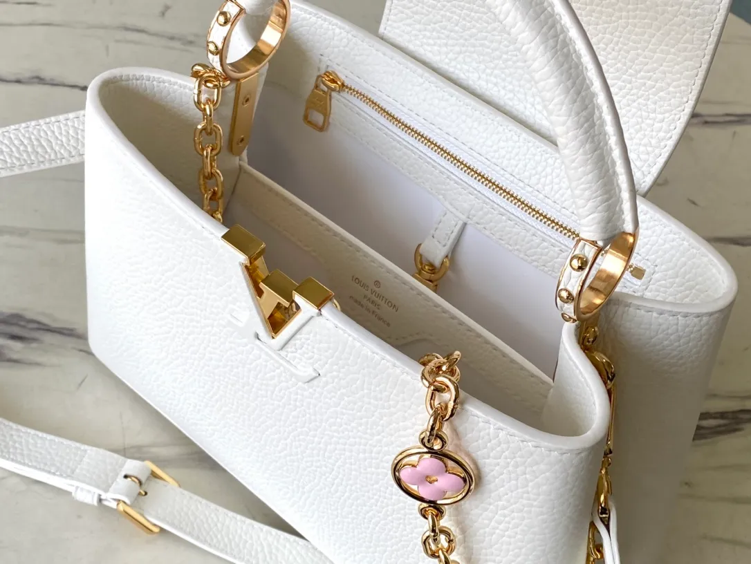 💰2360 (special grade original leather) M22512 M20844 white enamel flower chain This Capucines handbag is made of Taurillon leather, which vaguely reflects the changes in shades of the same color, making the classic configuration more eye-catching. It is paired with an enamel Monogram flower chain. It can be carried by hand, on the elbow, or attached to the shoulder strap or cross-body. Size: 27*18*9cm