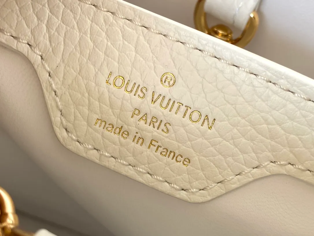 💰2360 (special grade original leather) M22512 M20844 white enamel flower chain This Capucines handbag is made of Taurillon leather, which vaguely reflects the changes in shades of the same color, making the classic configuration more eye-catching. It is paired with an enamel Monogram flower chain. It can be carried by hand, on the elbow, or attached to the shoulder strap or cross-body. Size: 27*18*9cm