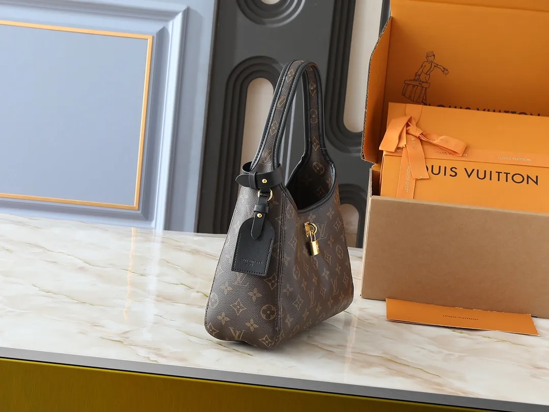 💰240💰Upgraded from the original M12940 M12941 This small The Drop handbag draws inspiration from the Flower Hobo handbag that came out in 2018. It is cut from classic Monogram canvas to create an elegant configuration that combines trendy style and practical functionality. A signature padlock adorns the nameplate and is a sophisticated detail along with rich leather trim. It can easily store daily needs and fit in with the rhythm of urban life. Dimensions: 28.0 x 15.0 x 12.0 cm (length x height x width)