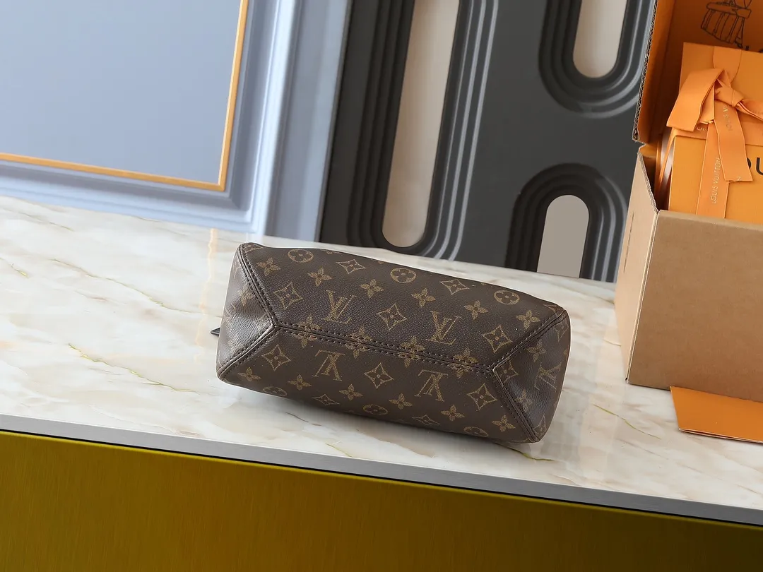 💰240💰Upgraded from the original M12940 M12941 This small The Drop handbag draws inspiration from the Flower Hobo handbag that came out in 2018. It is cut from classic Monogram canvas to create an elegant configuration that combines trendy style and practical functionality. A signature padlock adorns the nameplate and is a sophisticated detail along with rich leather trim. It can easily store daily needs and fit in with the rhythm of urban life. Dimensions: 28.0 x 15.0 x 12.0 cm (length x height x width)