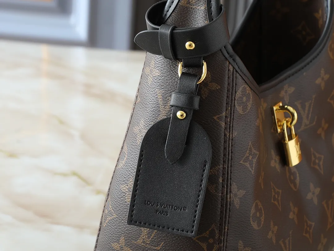 💰240💰Upgraded from the original M12940 M12941 This small The Drop handbag draws inspiration from the Flower Hobo handbag that came out in 2018. It is cut from classic Monogram canvas to create an elegant configuration that combines trendy style and practical functionality. A signature padlock adorns the nameplate and is a sophisticated detail along with rich leather trim. It can easily store daily needs and fit in with the rhythm of urban life. Dimensions: 28.0 x 15.0 x 12.0 cm (length x height x width)