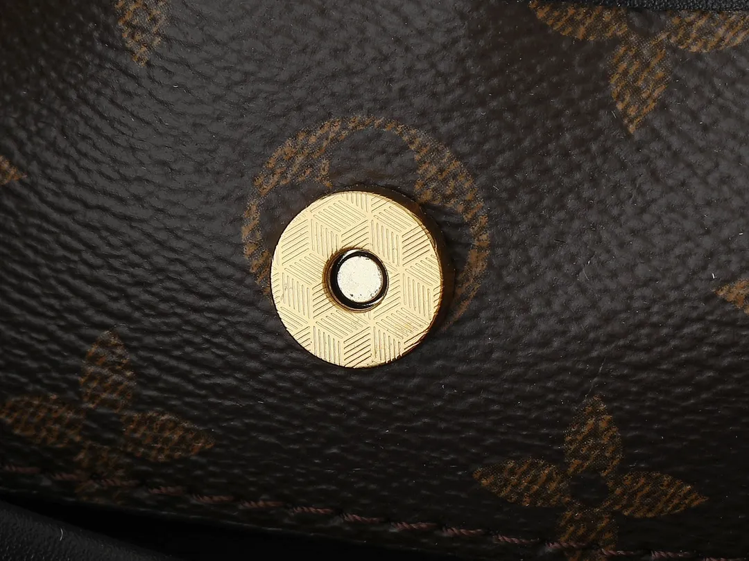 💰240💰Upgraded from the original M12940 M12941 This small The Drop handbag draws inspiration from the Flower Hobo handbag that came out in 2018. It is cut from classic Monogram canvas to create an elegant configuration that combines trendy style and practical functionality. A signature padlock adorns the nameplate and is a sophisticated detail along with rich leather trim. It can easily store daily needs and fit in with the rhythm of urban life. Dimensions: 28.0 x 15.0 x 12.0 cm (length x height x width)