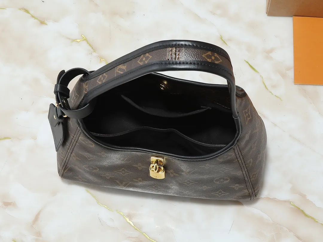 💰240💰Upgraded from the original M12940 M12941 This small The Drop handbag draws inspiration from the Flower Hobo handbag that came out in 2018. It is cut from classic Monogram canvas to create an elegant configuration that combines trendy style and practical functionality. A signature padlock adorns the nameplate and is a sophisticated detail along with rich leather trim. It can easily store daily needs and fit in with the rhythm of urban life. Dimensions: 28.0 x 15.0 x 12.0 cm (length x height x width)